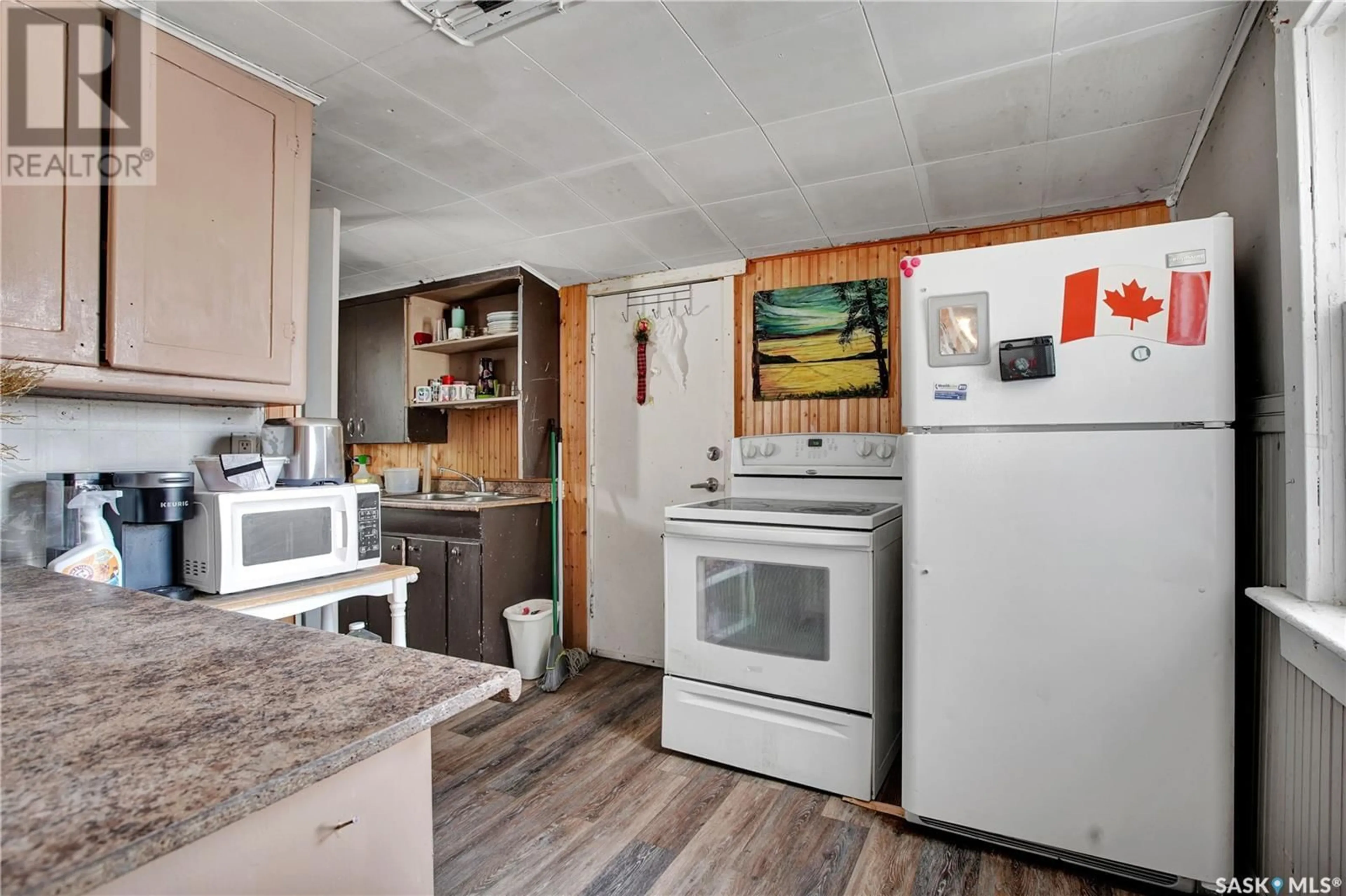 Standard kitchen, unknown for 206 K AVENUE, Saskatoon Saskatchewan S7M2C8