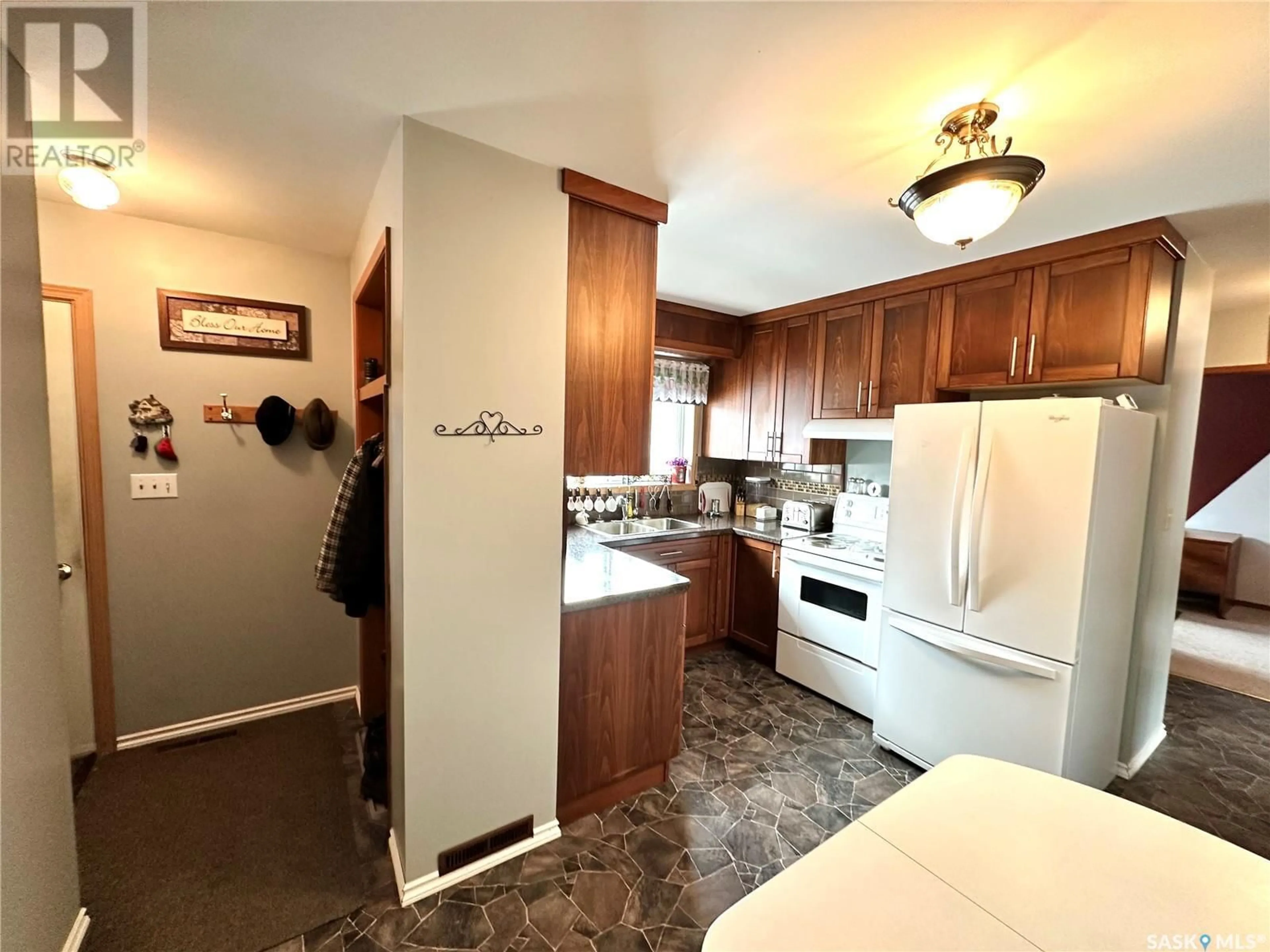Standard kitchen, unknown for 303 3RD STREET, Medstead Saskatchewan S0M1W0