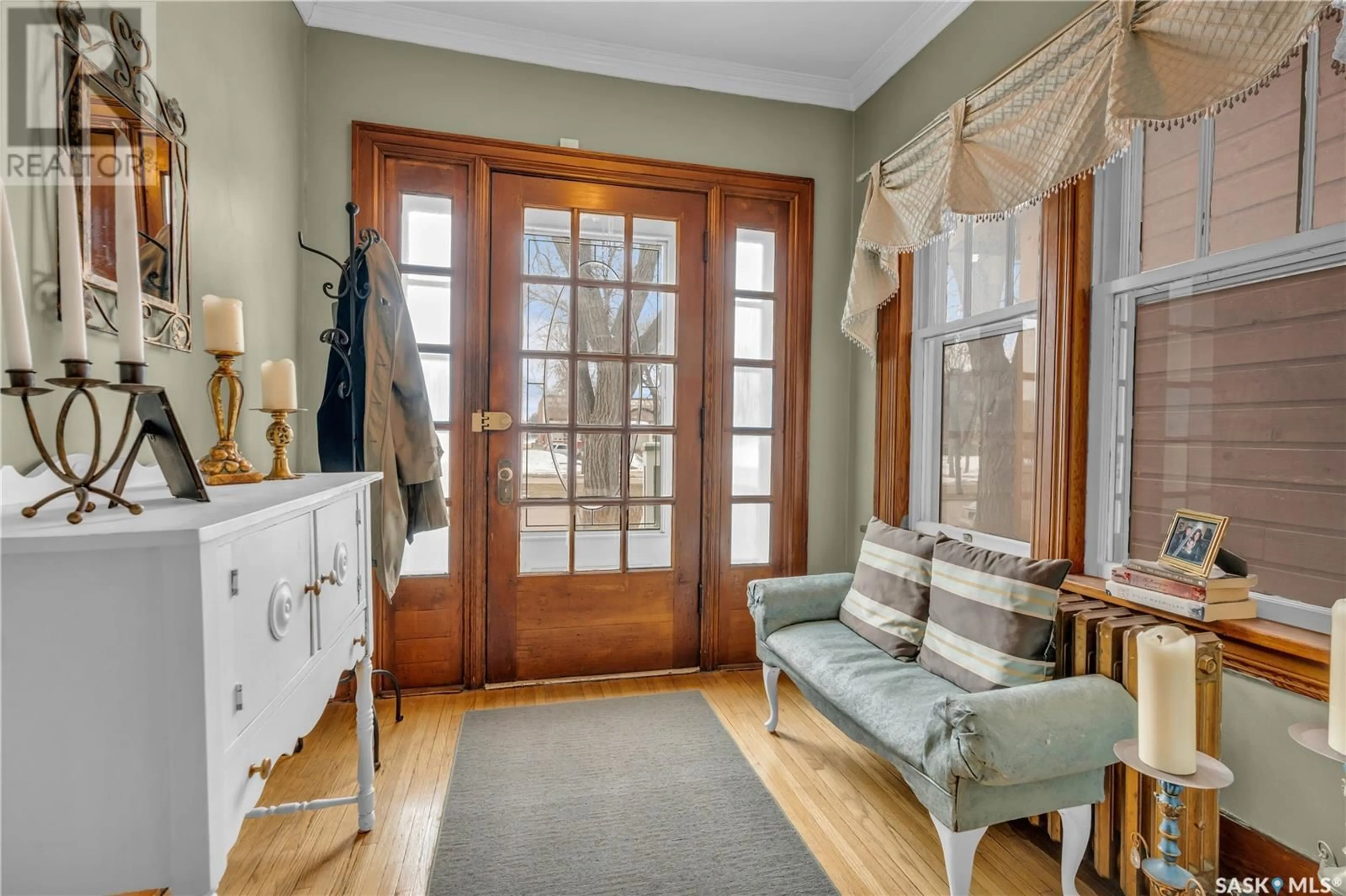Indoor entryway for 1200 COLLEGE AVENUE, Regina Saskatchewan S4P1A9