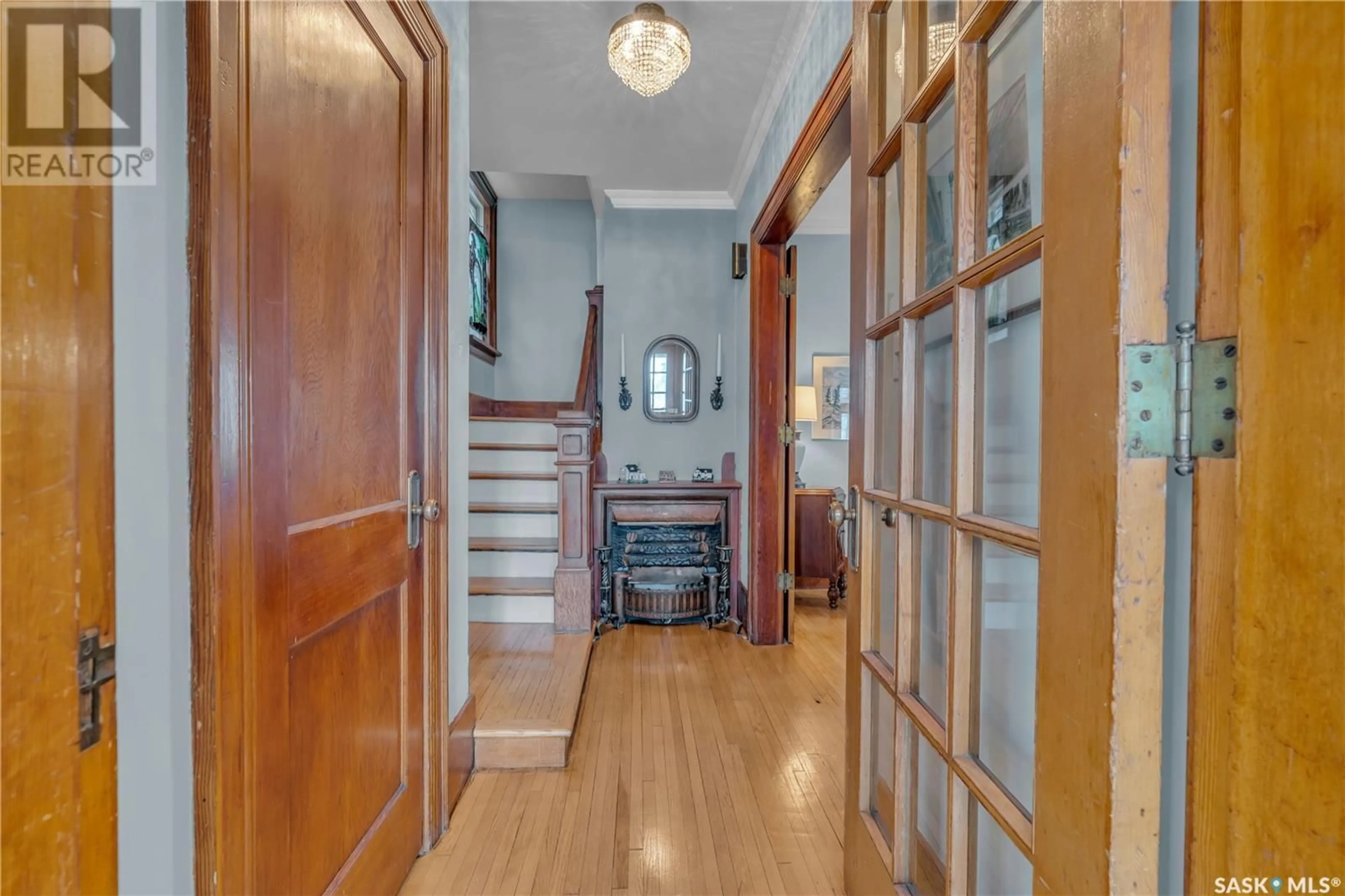 Indoor foyer for 1200 COLLEGE AVENUE, Regina Saskatchewan S4P1A9