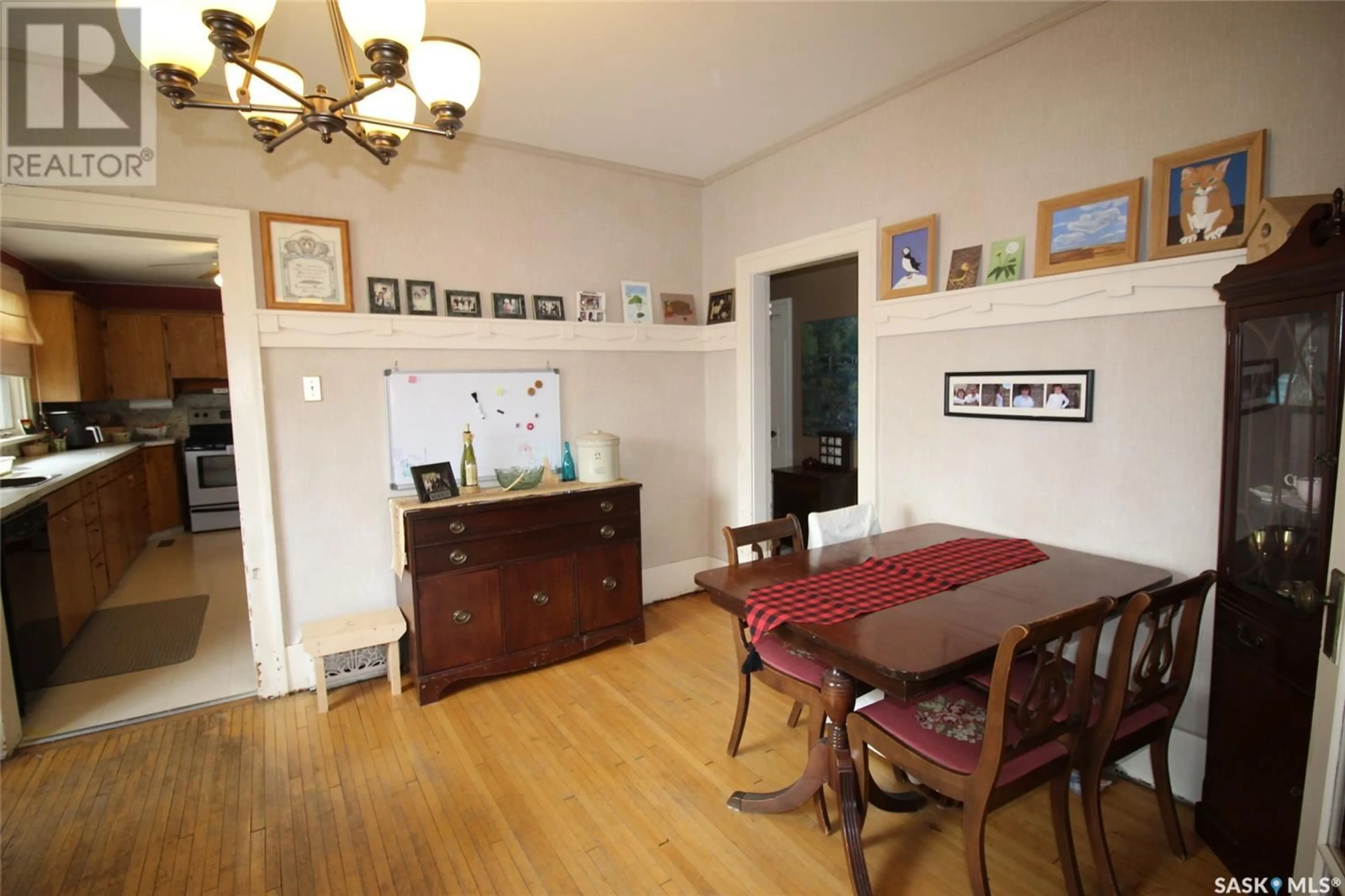 Dining room, wood/laminate floor for 663 2ND STREET, Shaunavon Saskatchewan S0N2M0