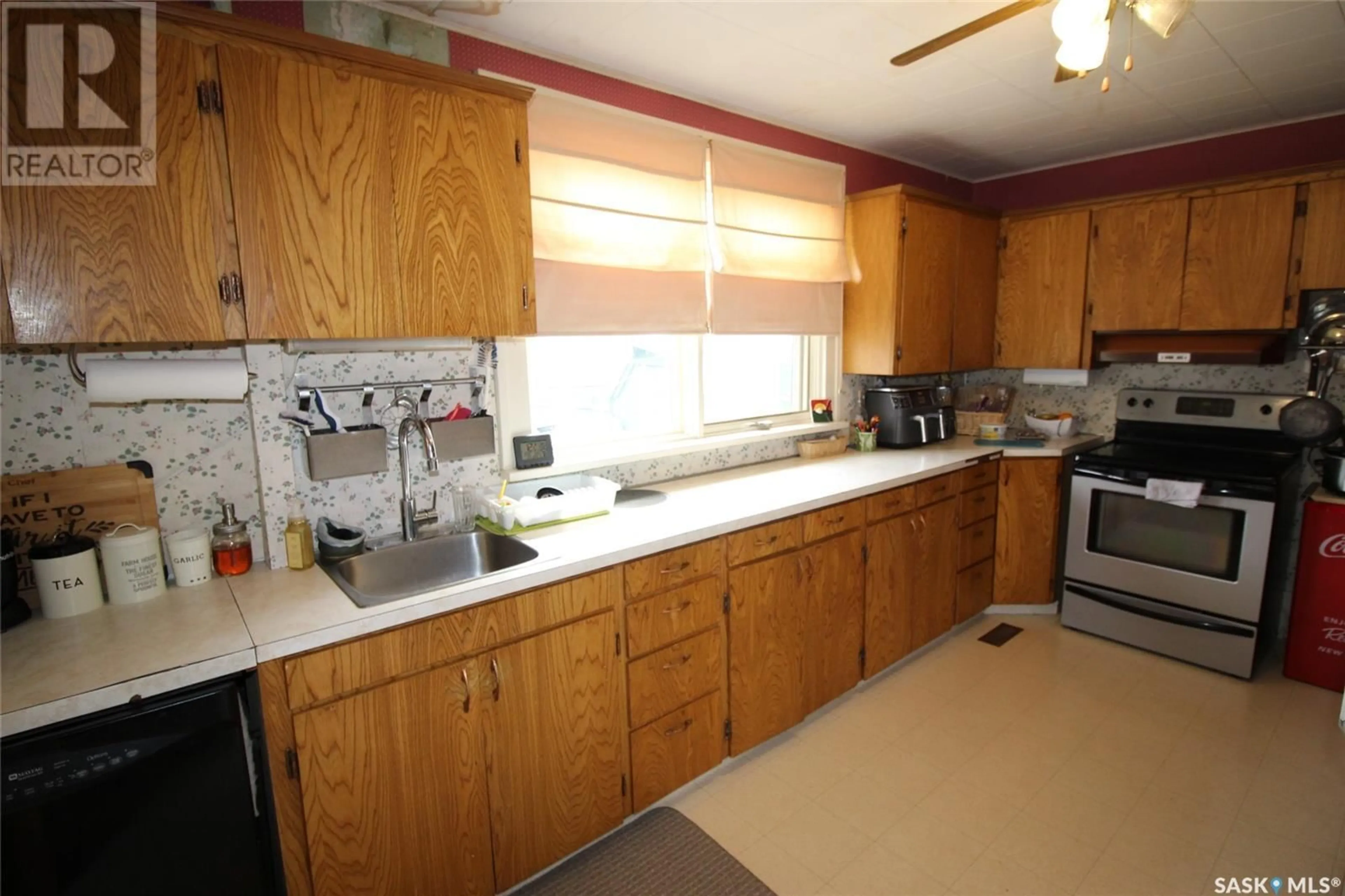 Standard kitchen, unknown for 663 2ND STREET, Shaunavon Saskatchewan S0N2M0