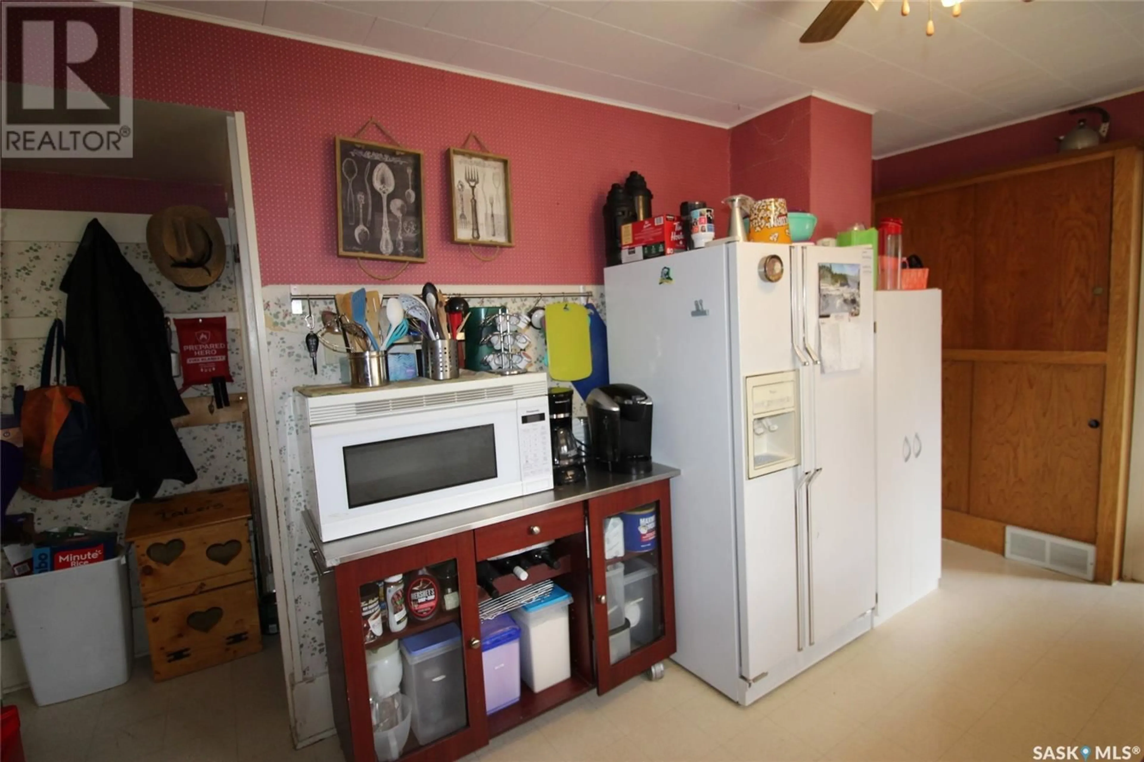 Standard kitchen, unknown for 663 2ND STREET, Shaunavon Saskatchewan S0N2M0