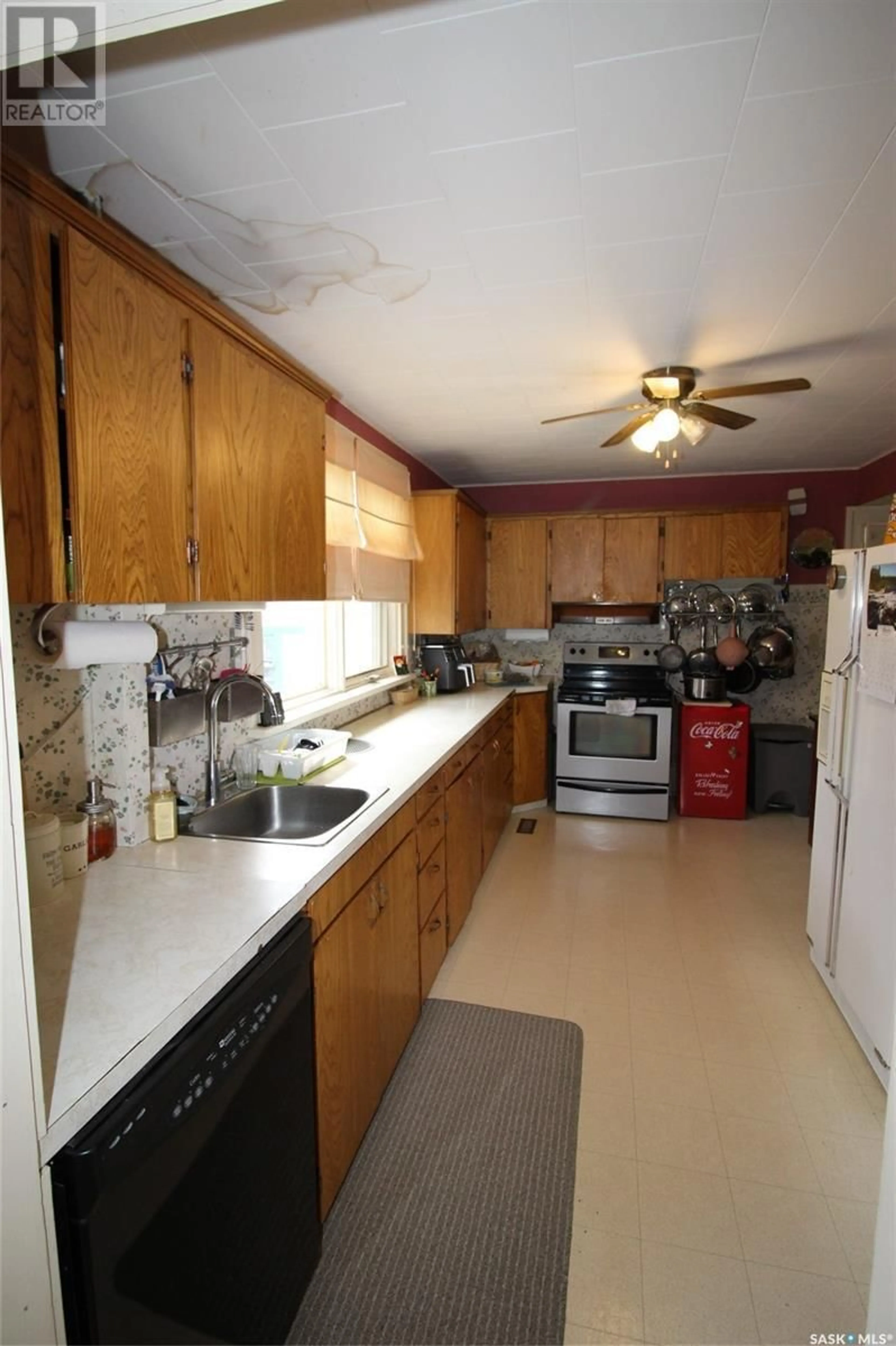 Standard kitchen, unknown for 663 2ND STREET, Shaunavon Saskatchewan S0N2M0