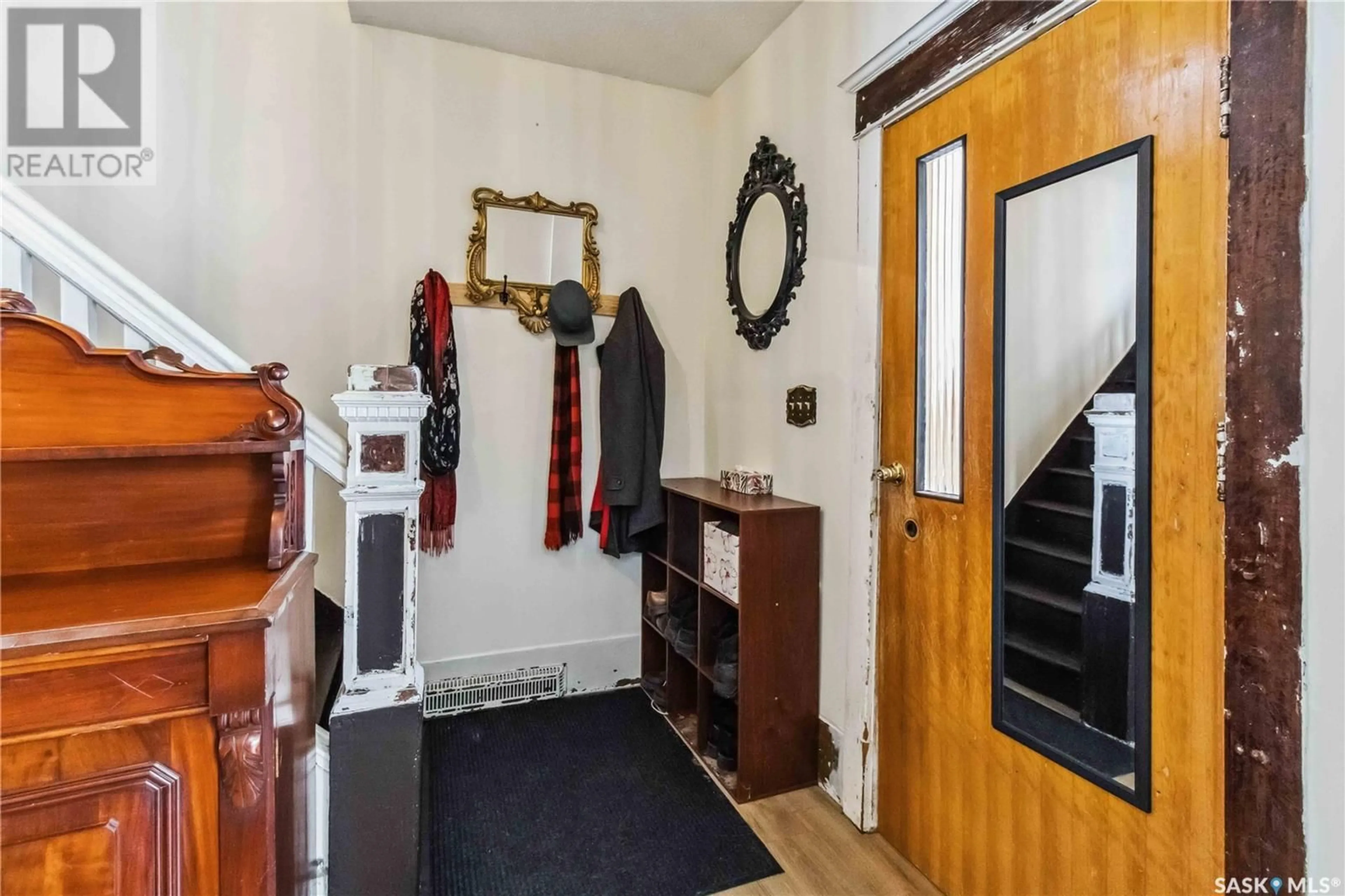 Indoor entryway for 119 N AVENUE S, Saskatoon Saskatchewan S7M2M8