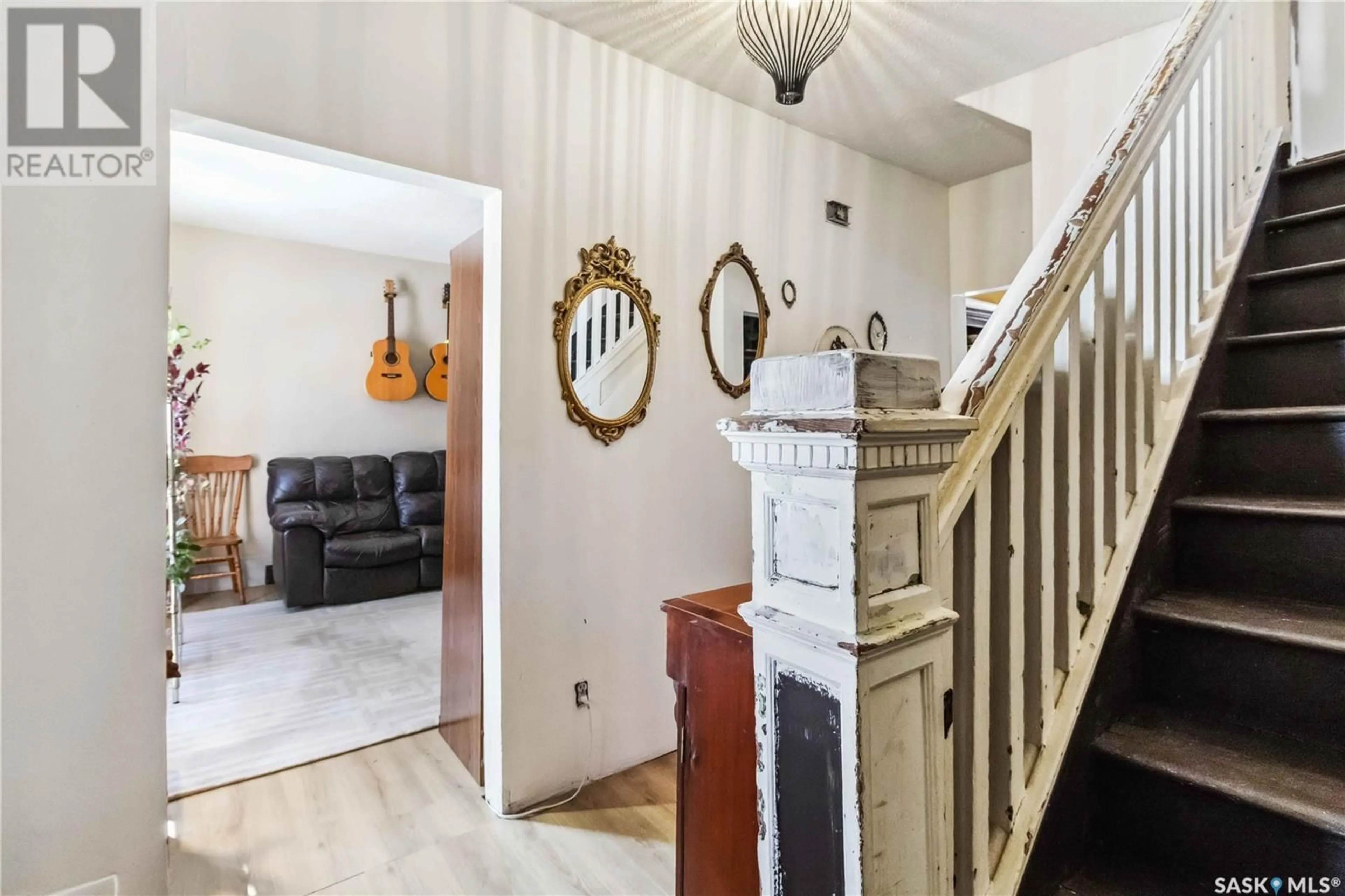 Indoor foyer for 119 N AVENUE S, Saskatoon Saskatchewan S7M2M8