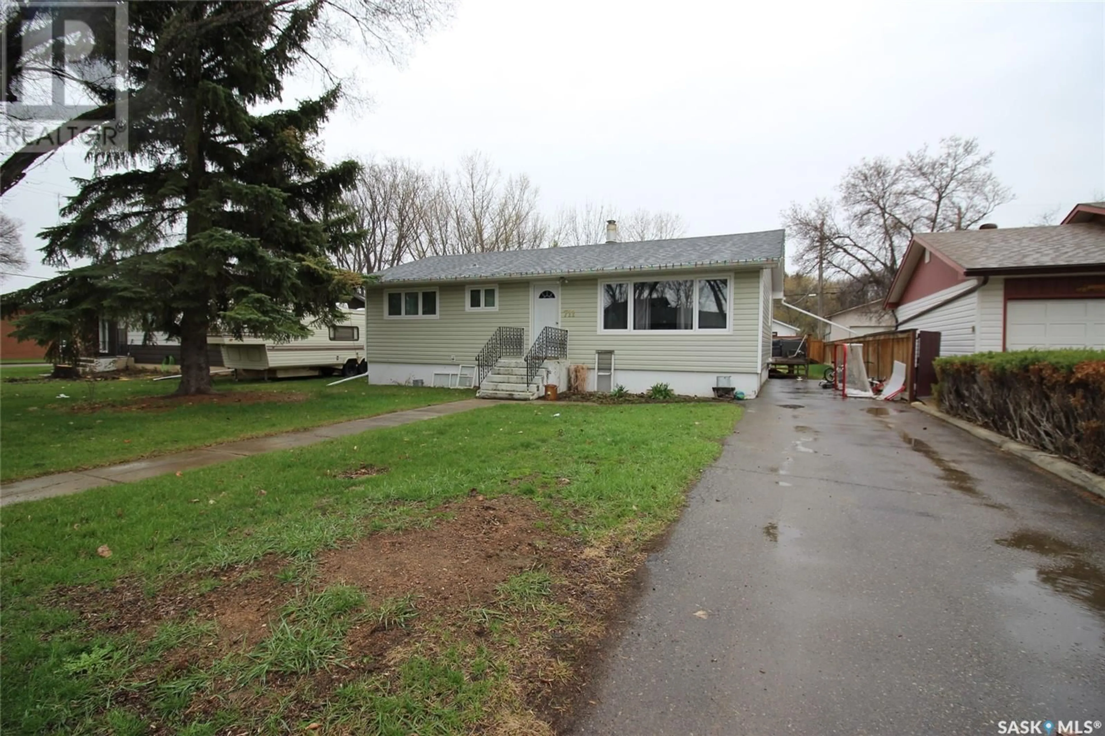 Home with vinyl exterior material, street for 711 4TH STREET, Shaunavon Saskatchewan S0N2M0