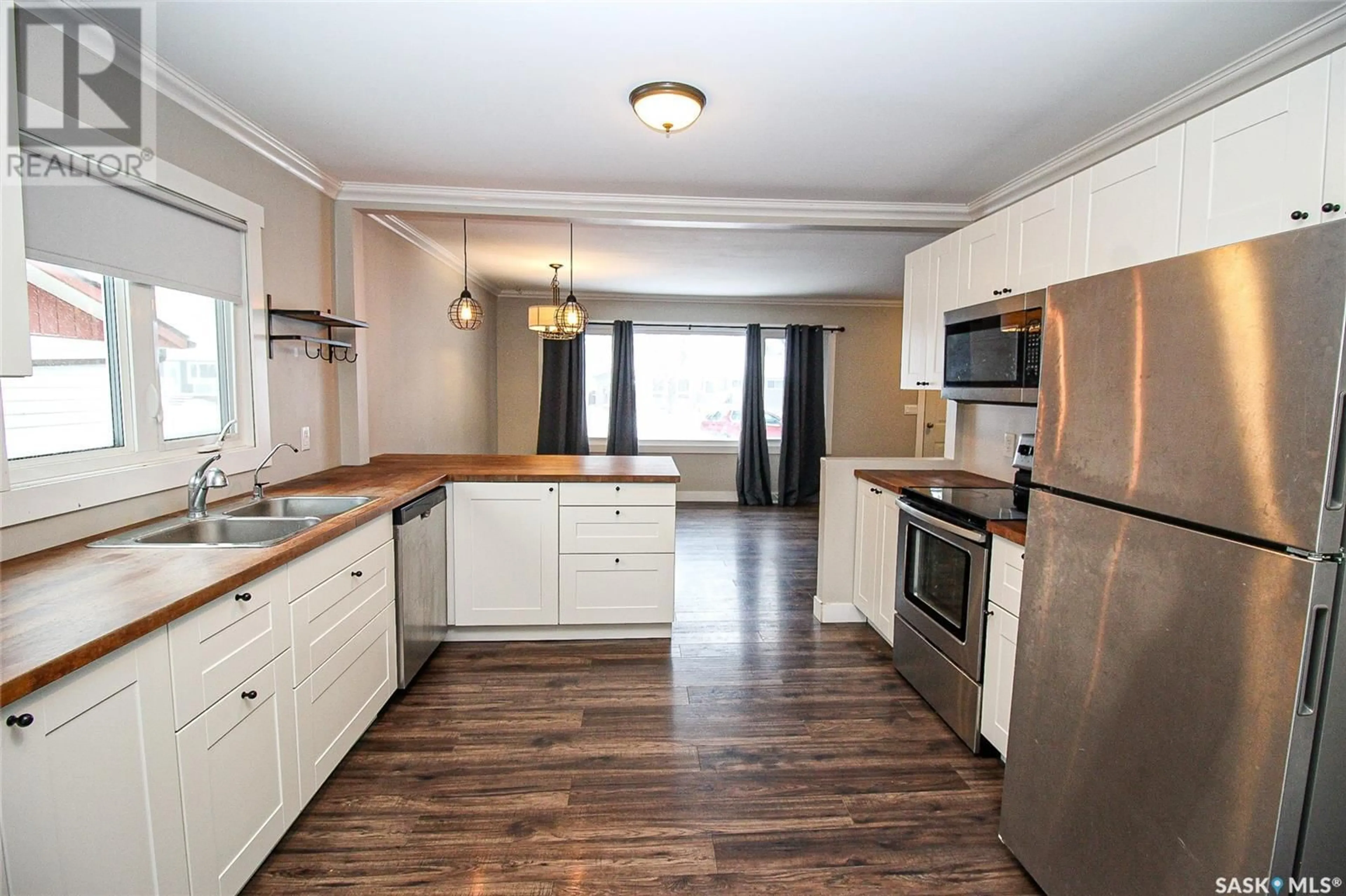 Standard kitchen, wood/laminate floor for 711 4TH STREET, Shaunavon Saskatchewan S0N2M0