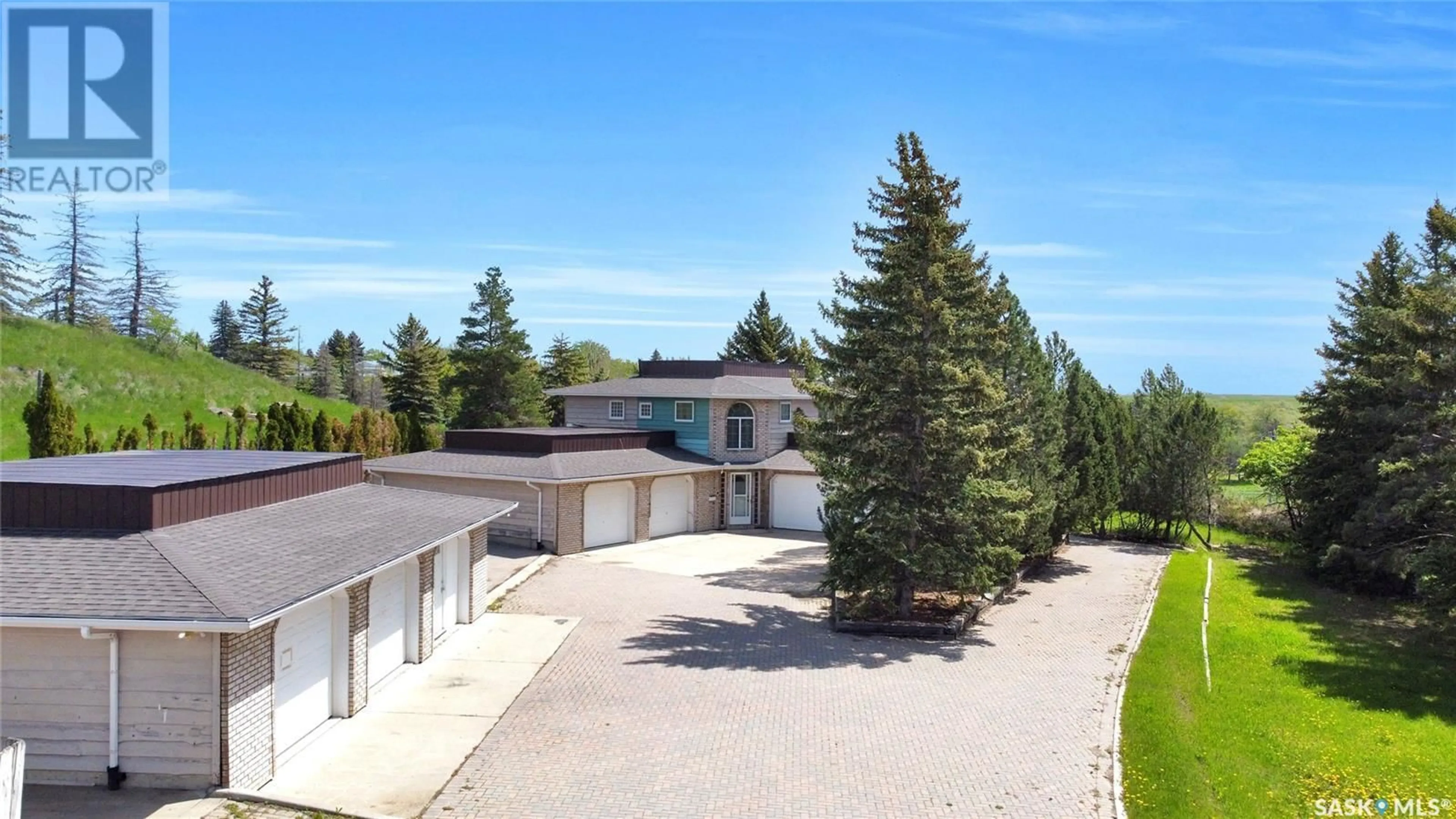 A pic from outside/outdoor area/front of a property/back of a property/a pic from drone, unknown for 1055 7TH AVENUE, Moose Jaw Saskatchewan S6H5R2