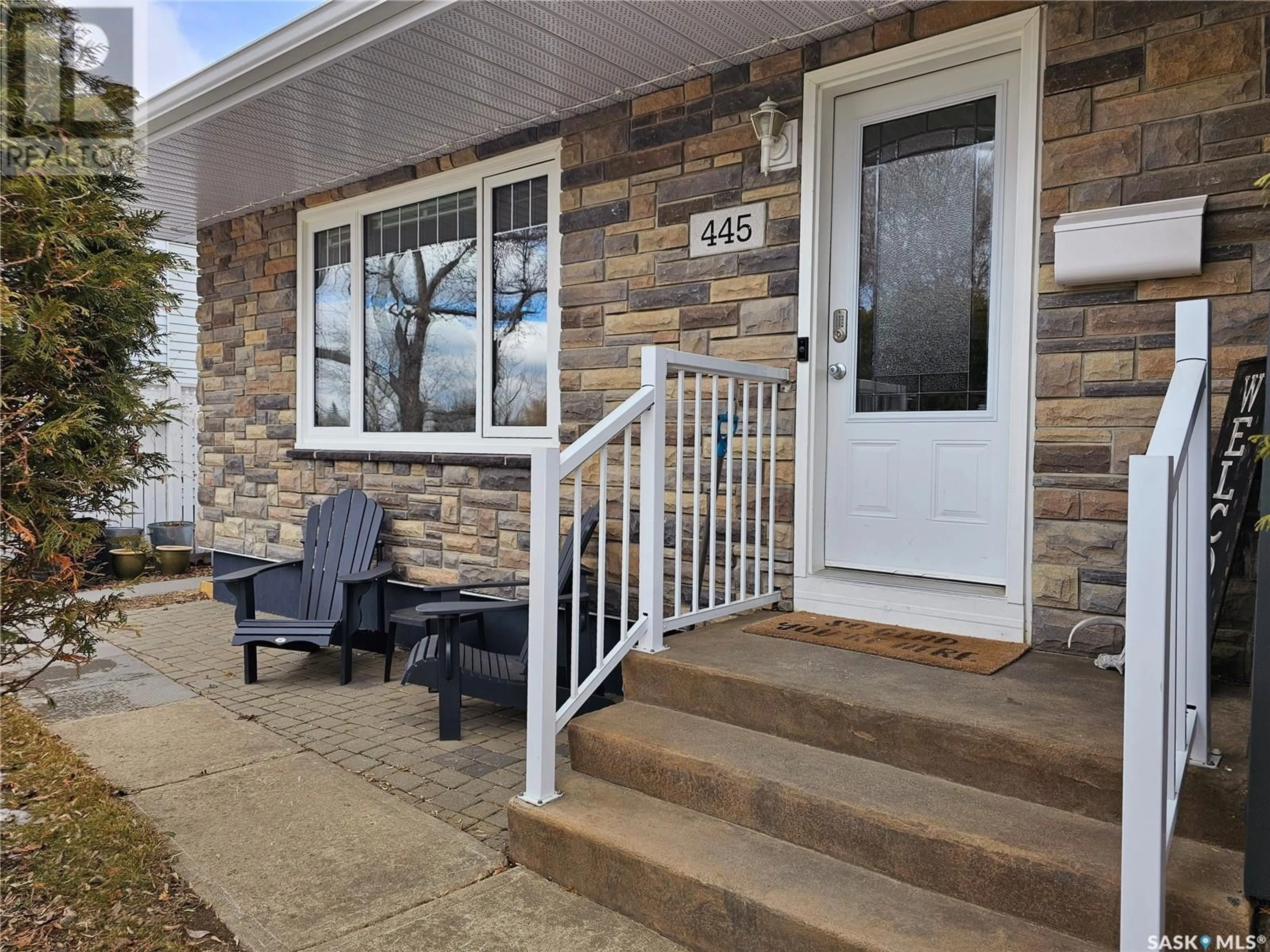 Indoor entryway for 445 LAURIER DRIVE, Swift Current Saskatchewan S9H1L3