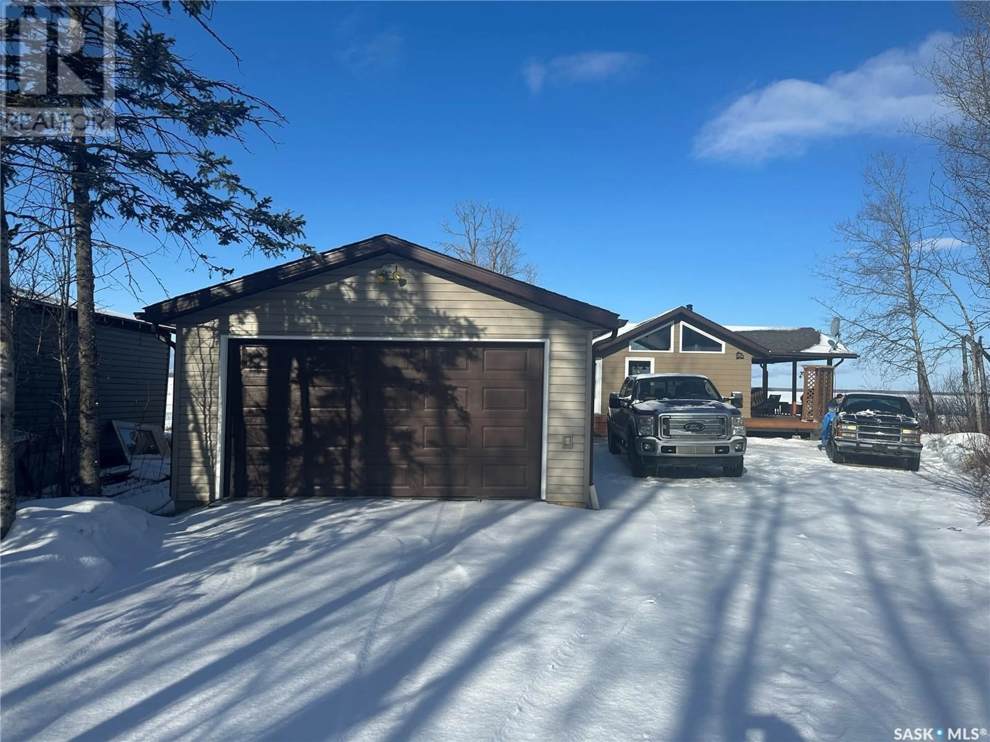 Indoor garage for 24 DELARONDE TERRACE, Delaronde Lake Saskatchewan S0J0E0