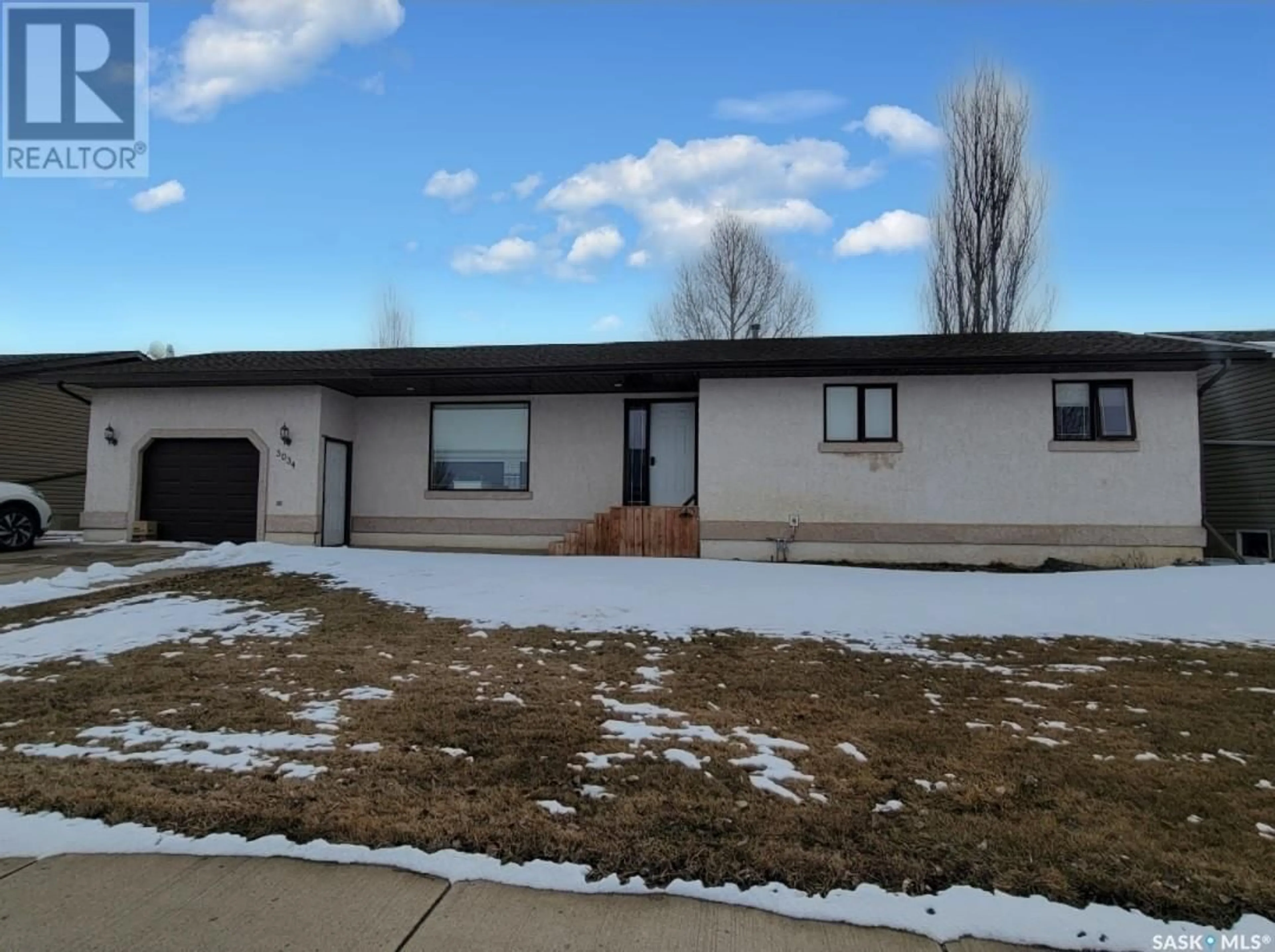 Home with vinyl exterior material, street for 5034 MIRROR DRIVE, Macklin Saskatchewan S0L2S0
