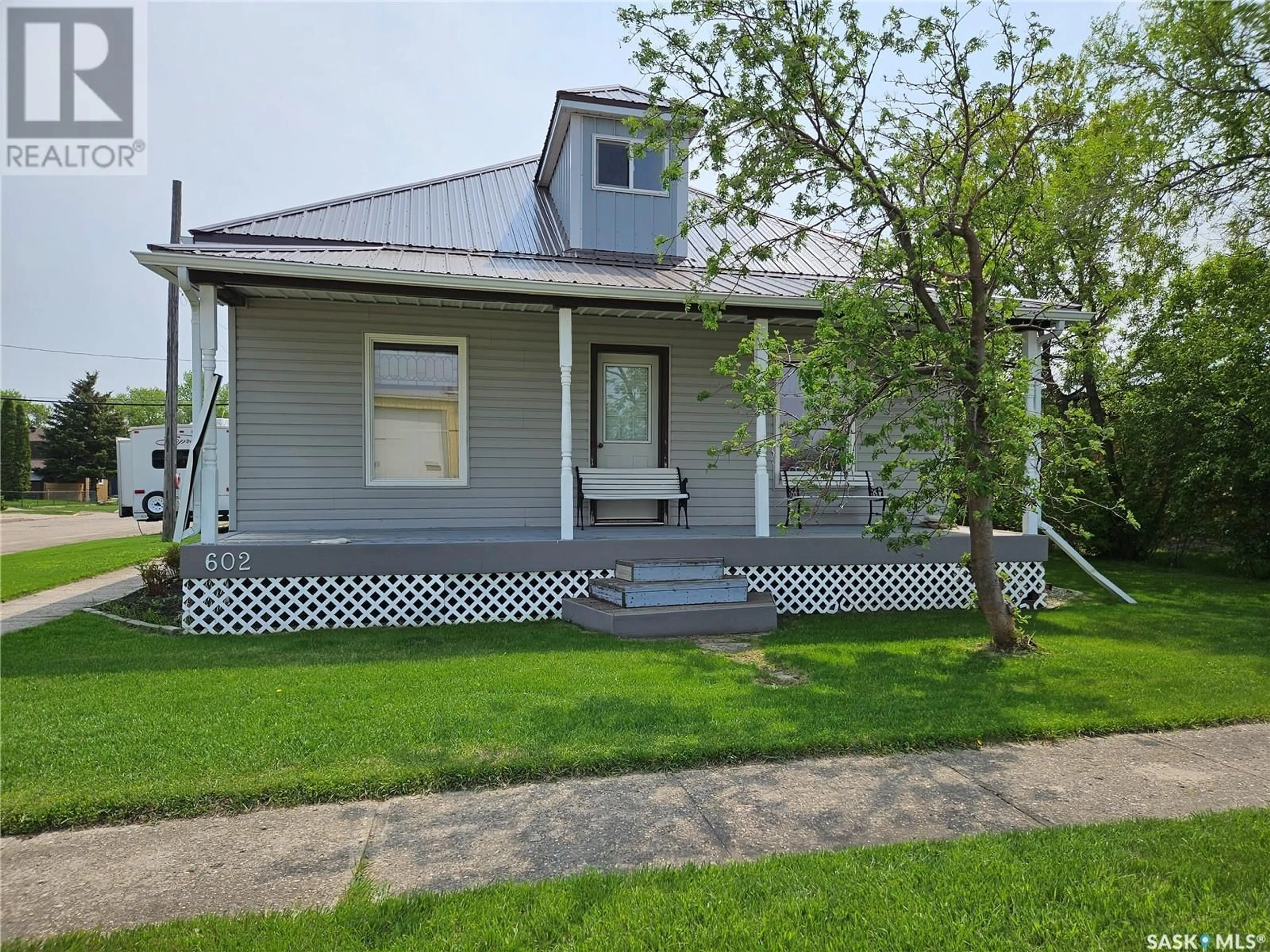 Home with vinyl exterior material, street for 602 RAILWAY AVENUE, Bienfait Saskatchewan S0C0M0