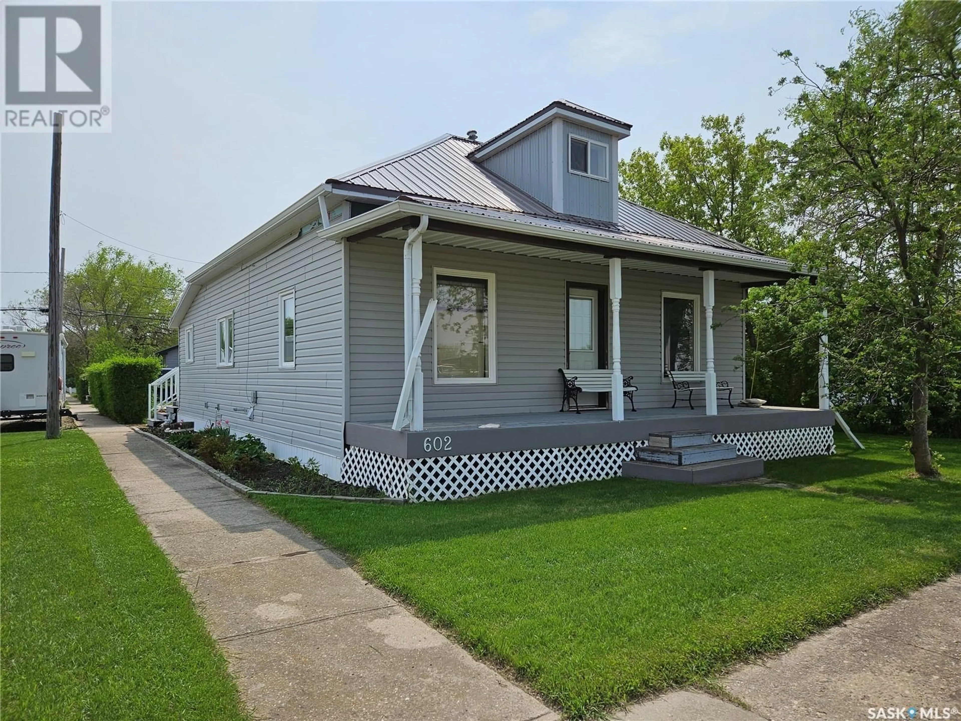 Home with vinyl exterior material, street for 602 RAILWAY AVENUE, Bienfait Saskatchewan S0C0M0