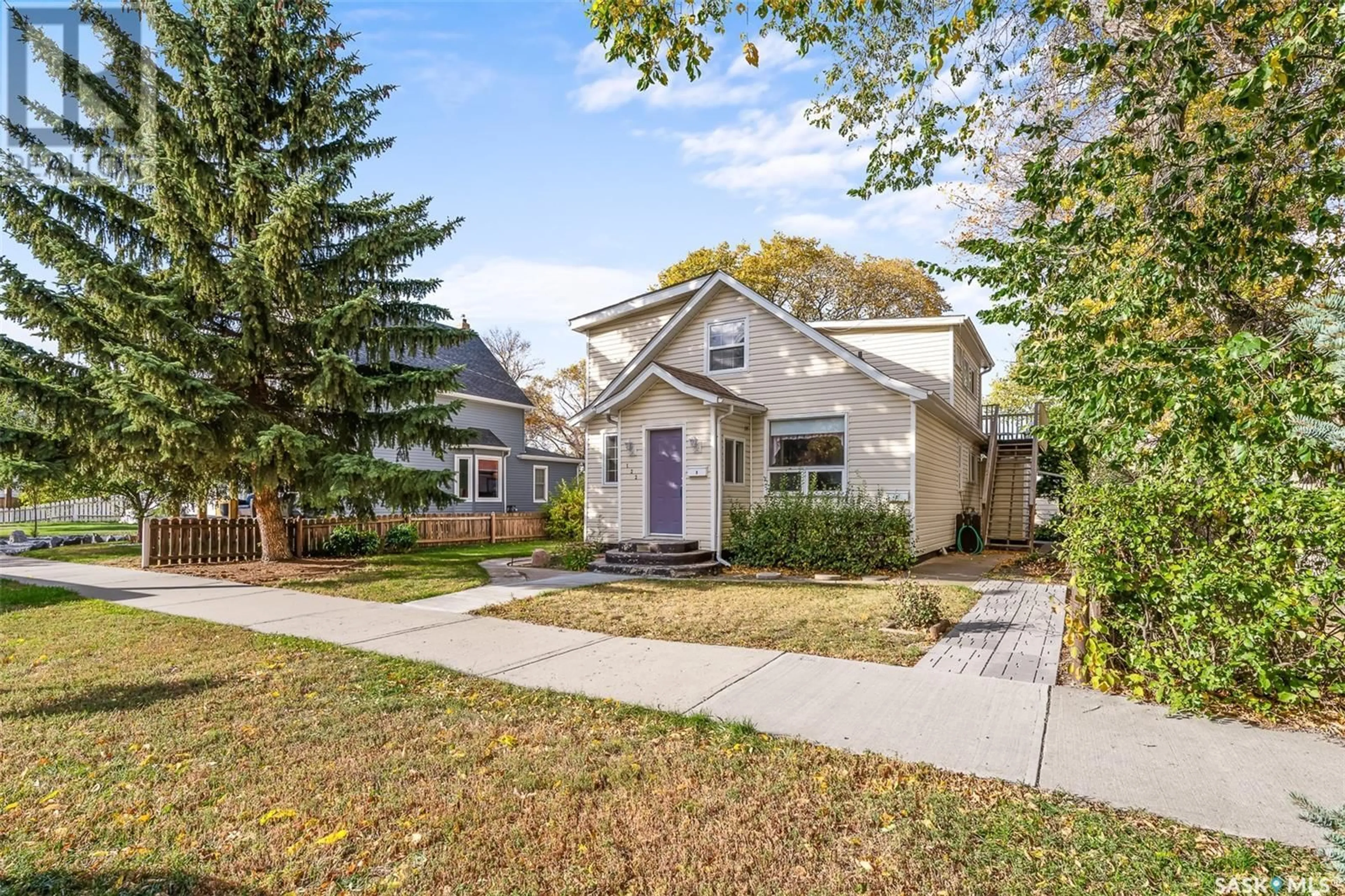 Home with vinyl exterior material, street for 122 LILLOOET STREET E, Moose Jaw Saskatchewan S6H4S5