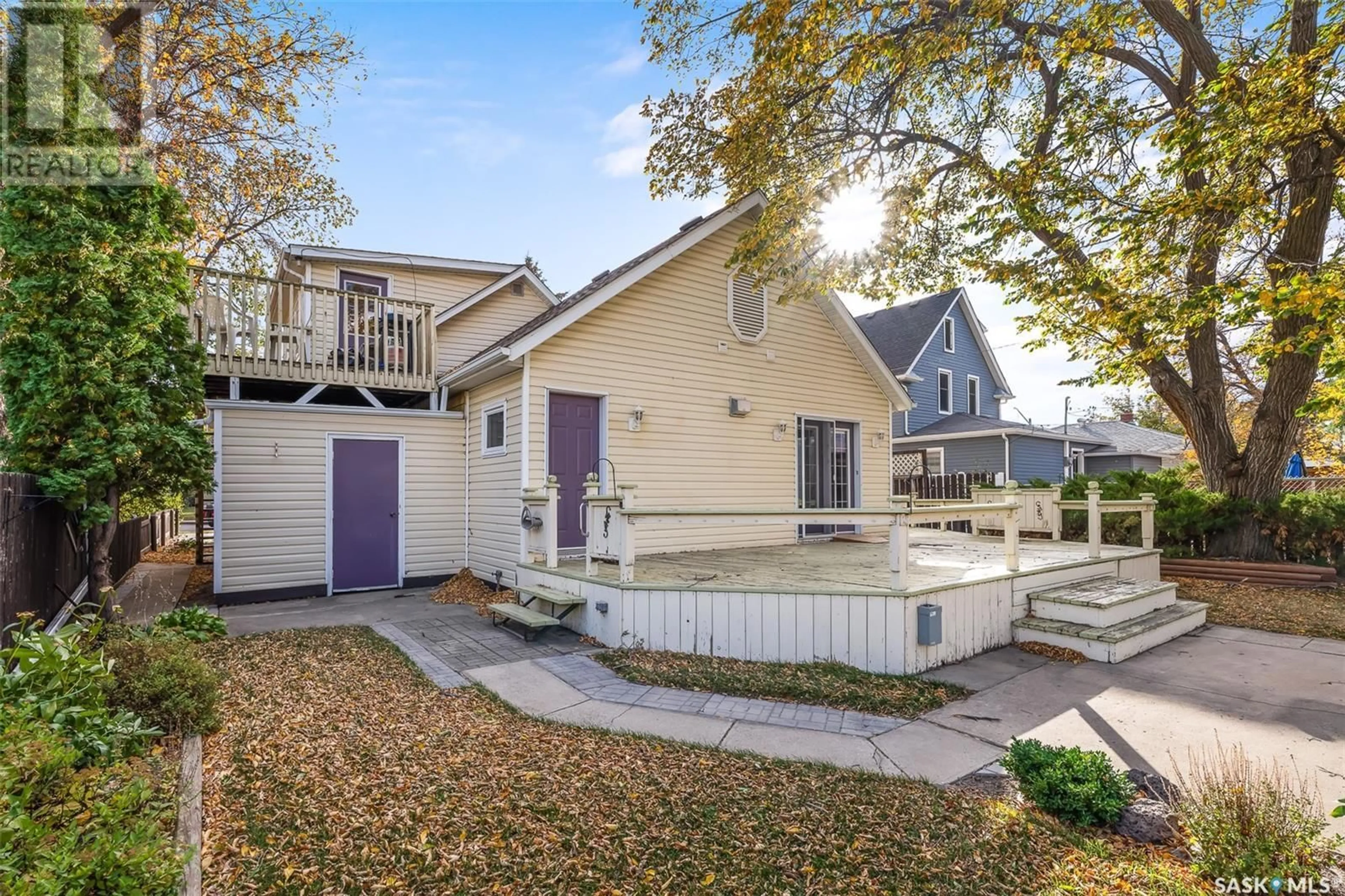 Home with vinyl exterior material, street for 122 LILLOOET STREET E, Moose Jaw Saskatchewan S6H4S5
