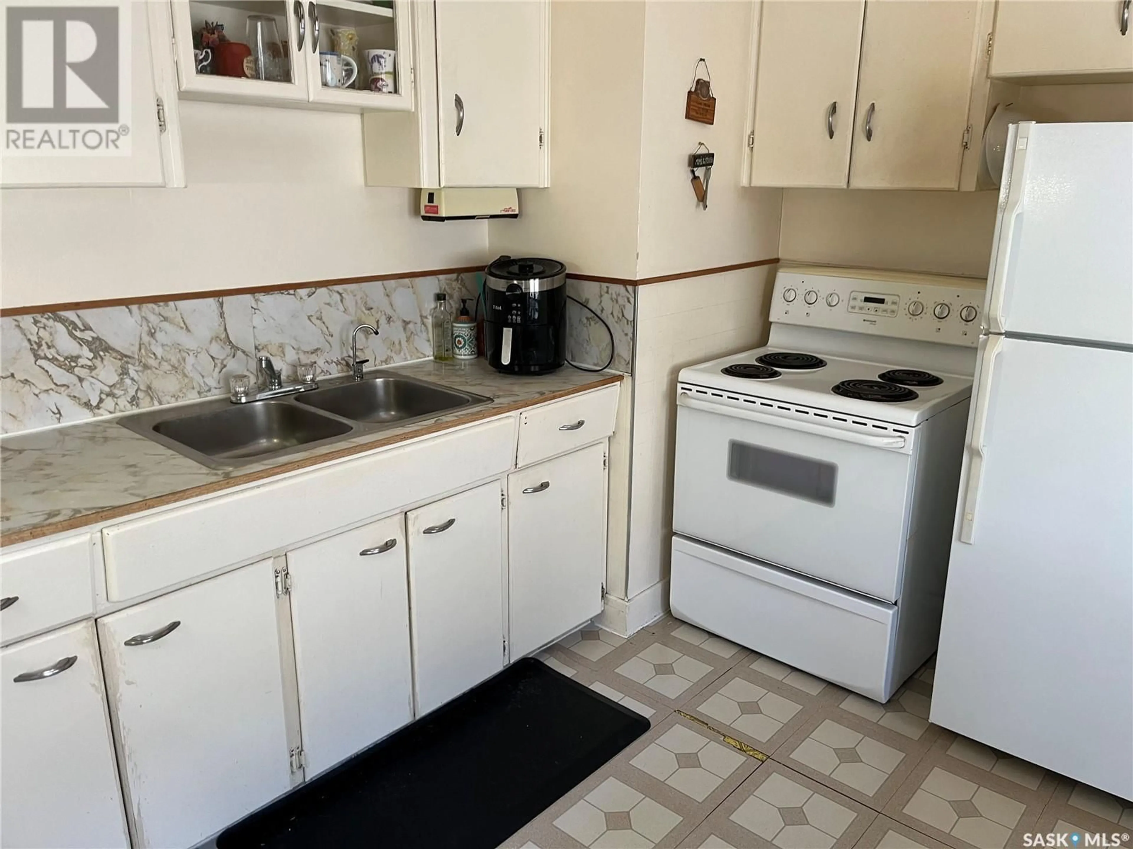 Standard kitchen, ceramic/tile floor for 1931 REYNOLDS STREET, Regina Saskatchewan S4N3M6