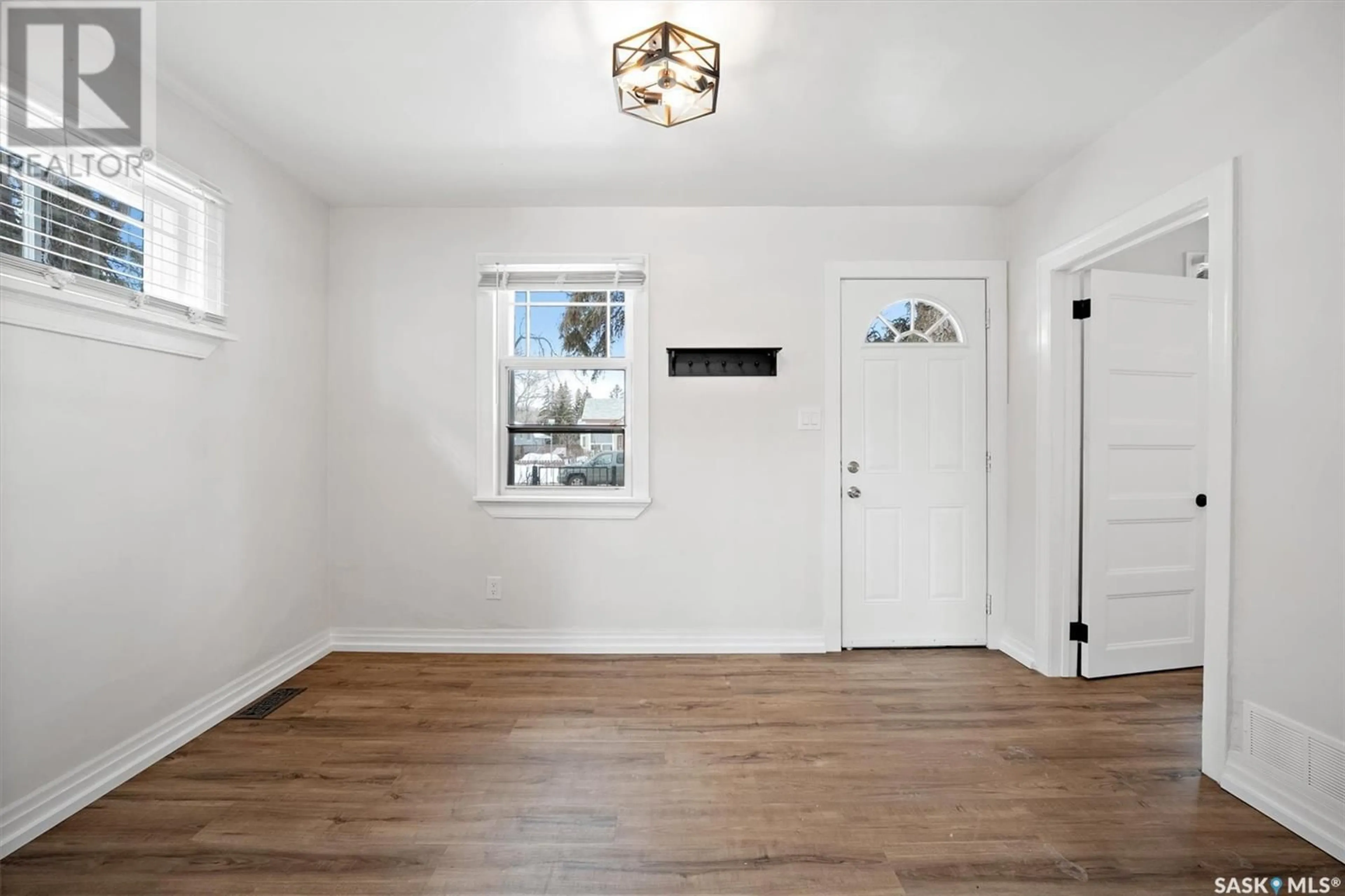 Indoor entryway for 452 T AVENUE, Saskatoon Saskatchewan S7M3B2