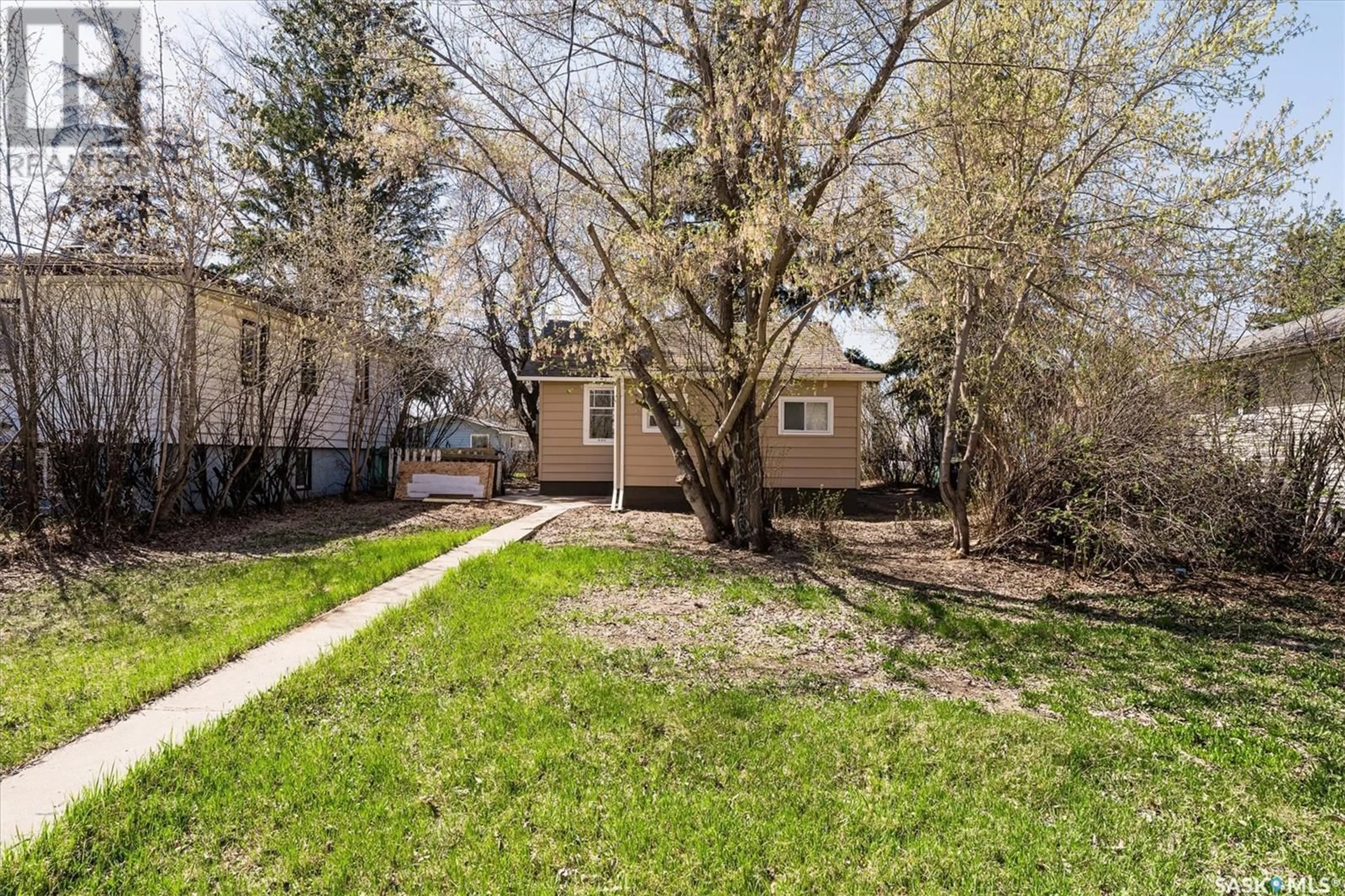 Patio, street for 452 T AVENUE, Saskatoon Saskatchewan S7M3B2