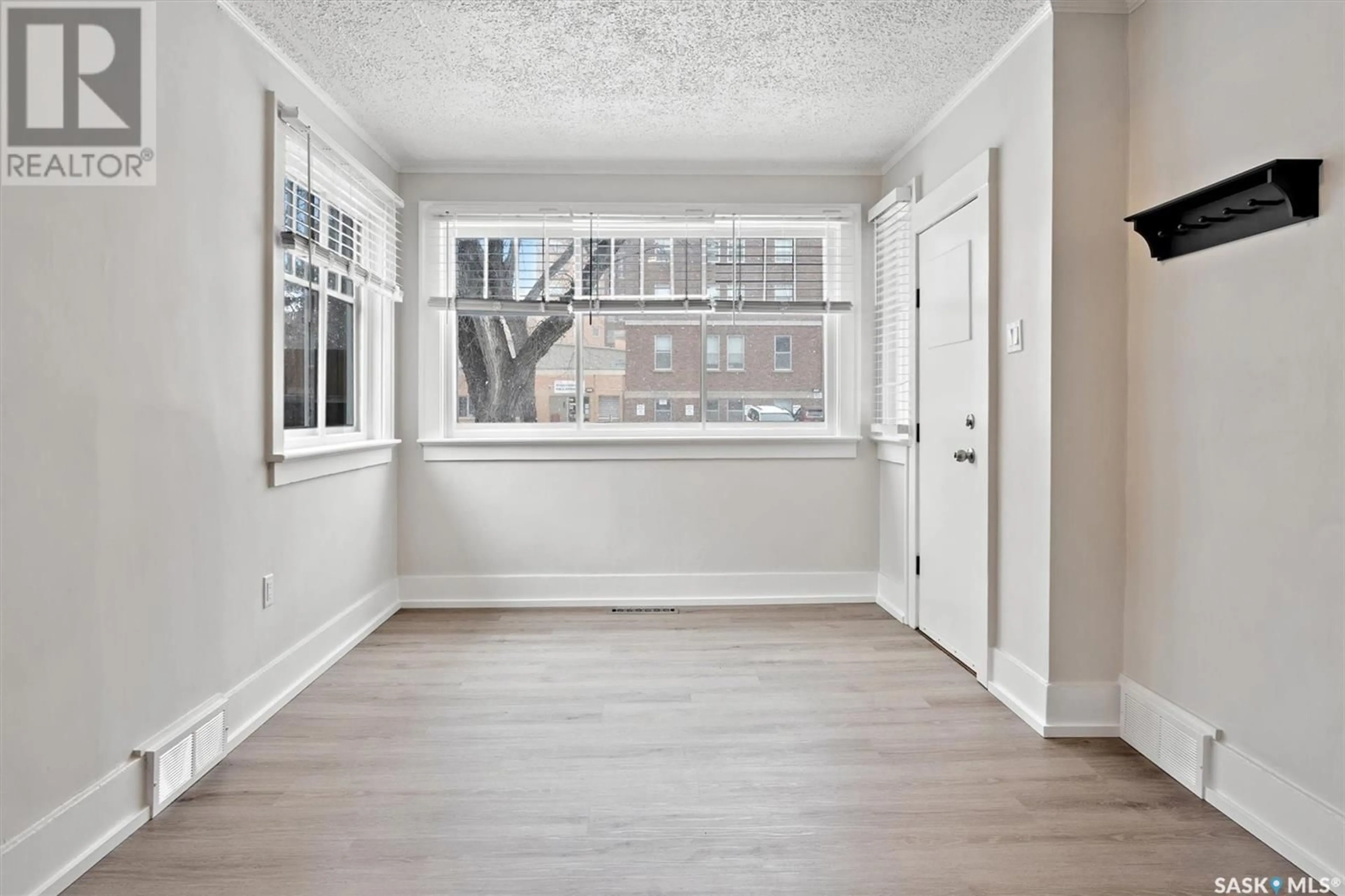 Indoor entryway for 217 R AVENUE S, Saskatoon Saskatchewan S7M2Y9