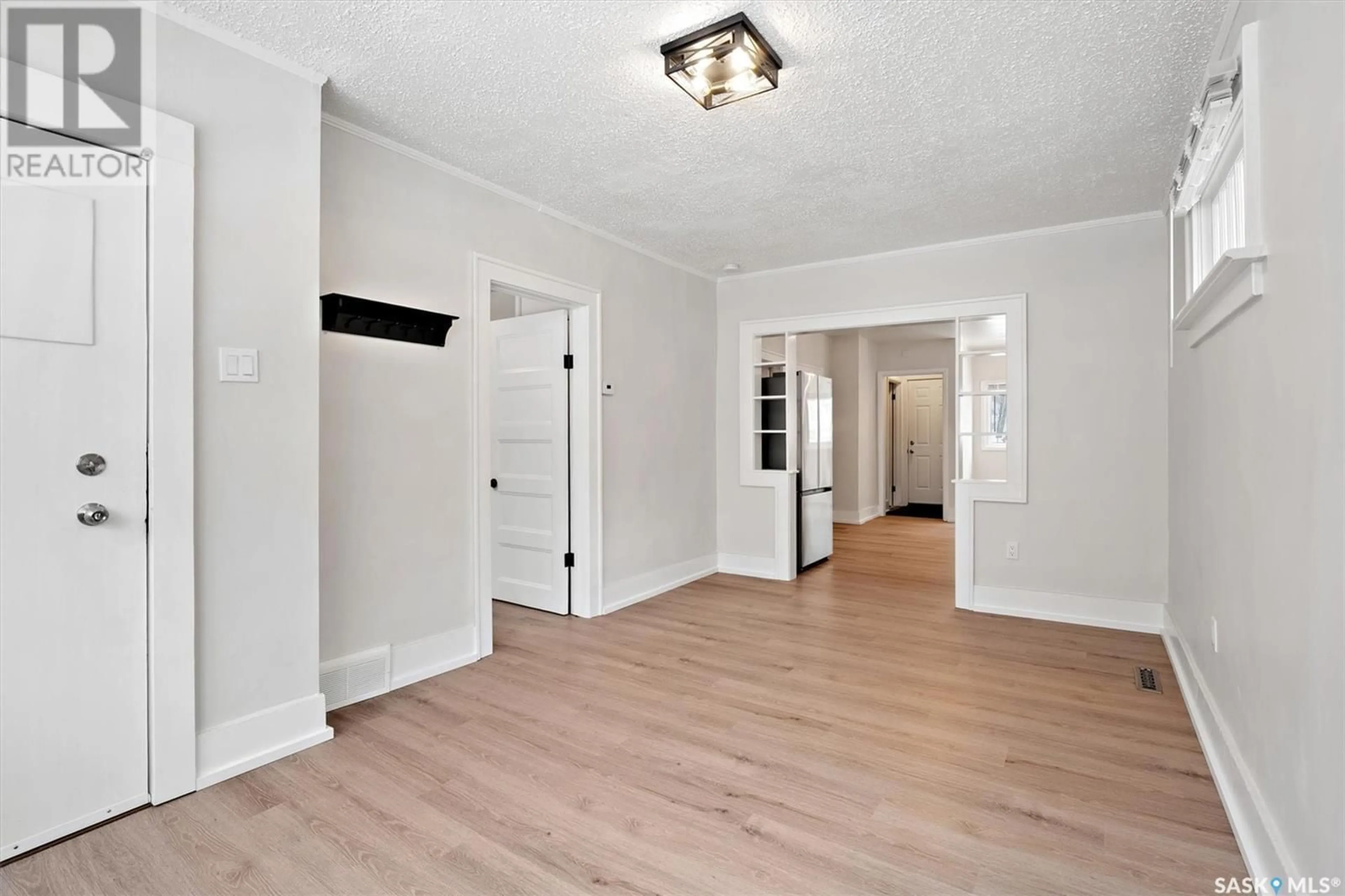 Indoor entryway for 217 R AVENUE S, Saskatoon Saskatchewan S7M2Y9