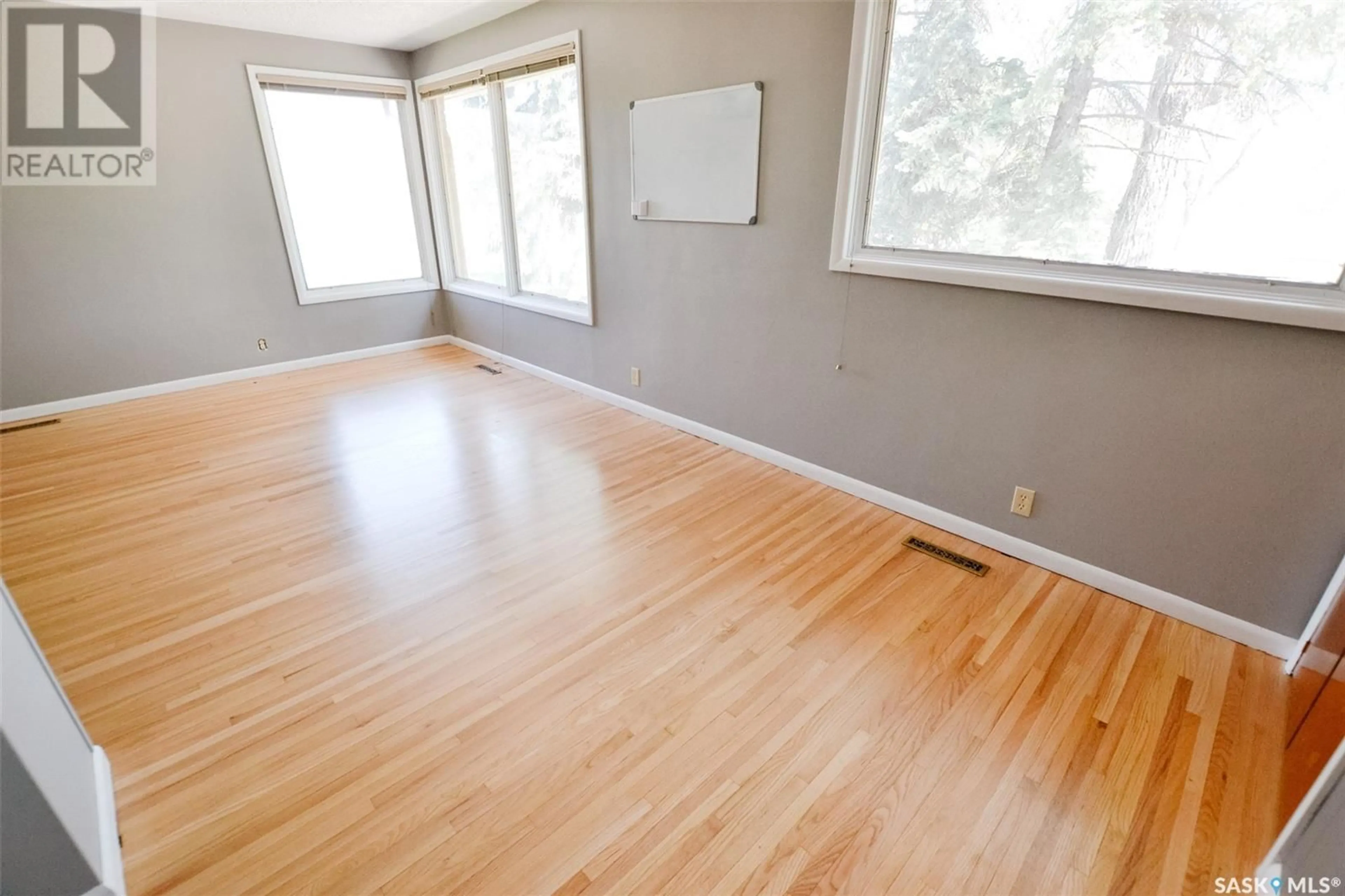A pic of a room for 2500-2502 ELPHINSTONE STREET, Regina Saskatchewan S4S0J6