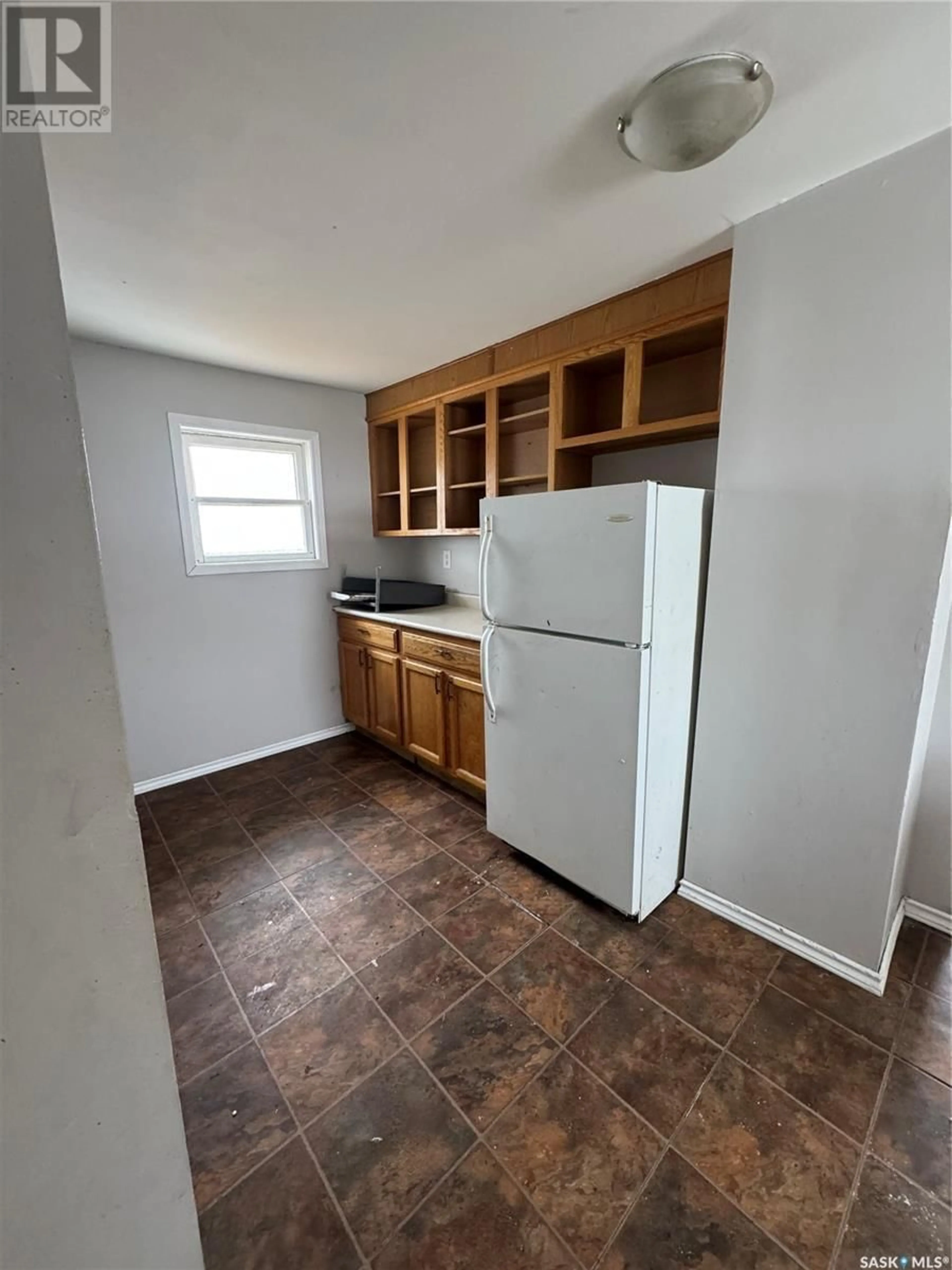 Standard kitchen, unknown for 948 GARNET STREET, Regina Saskatchewan S4T2X5