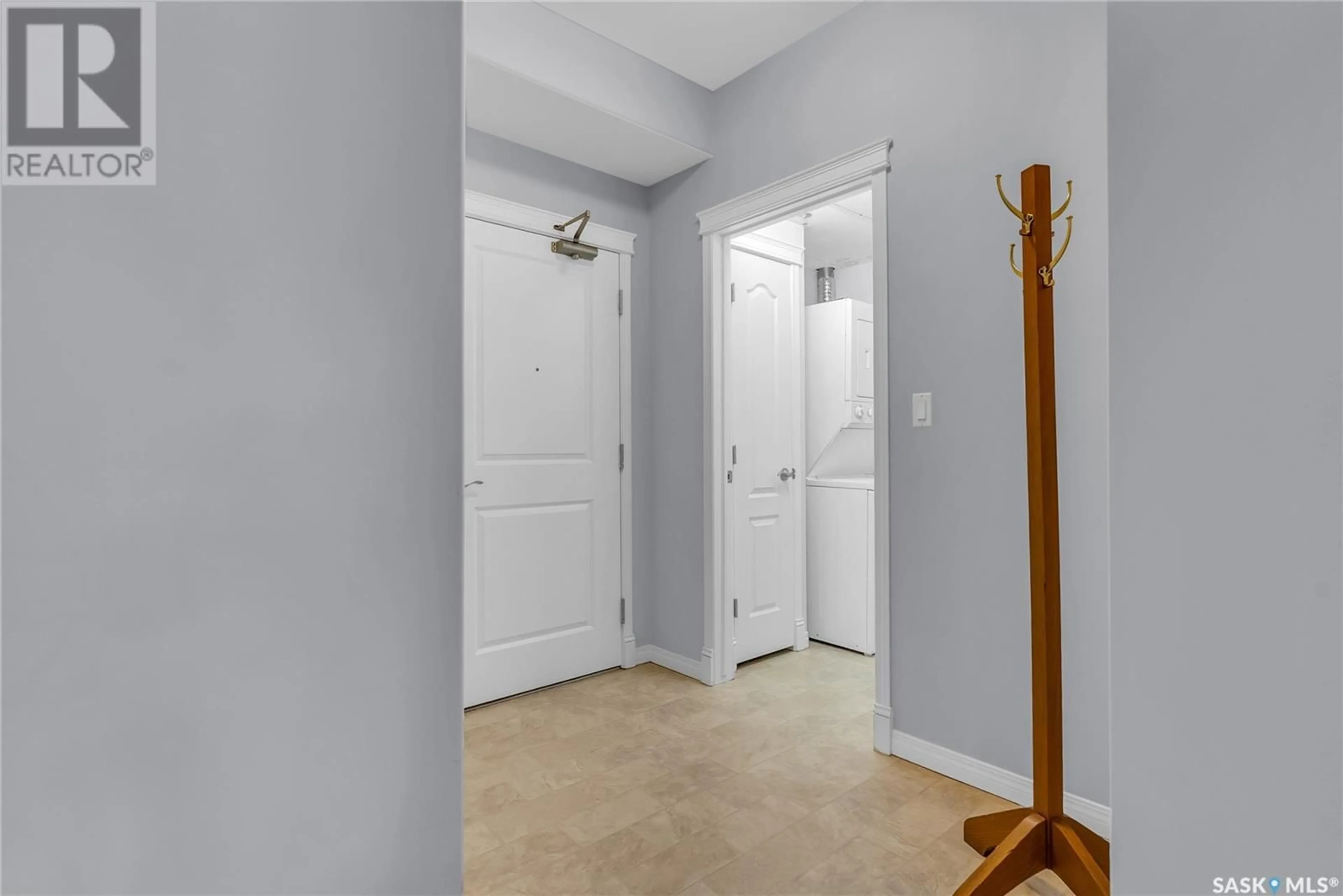 Indoor entryway for 110 - 217 ARMISTICE WAY, Saskatoon Saskatchewan S7J5L8