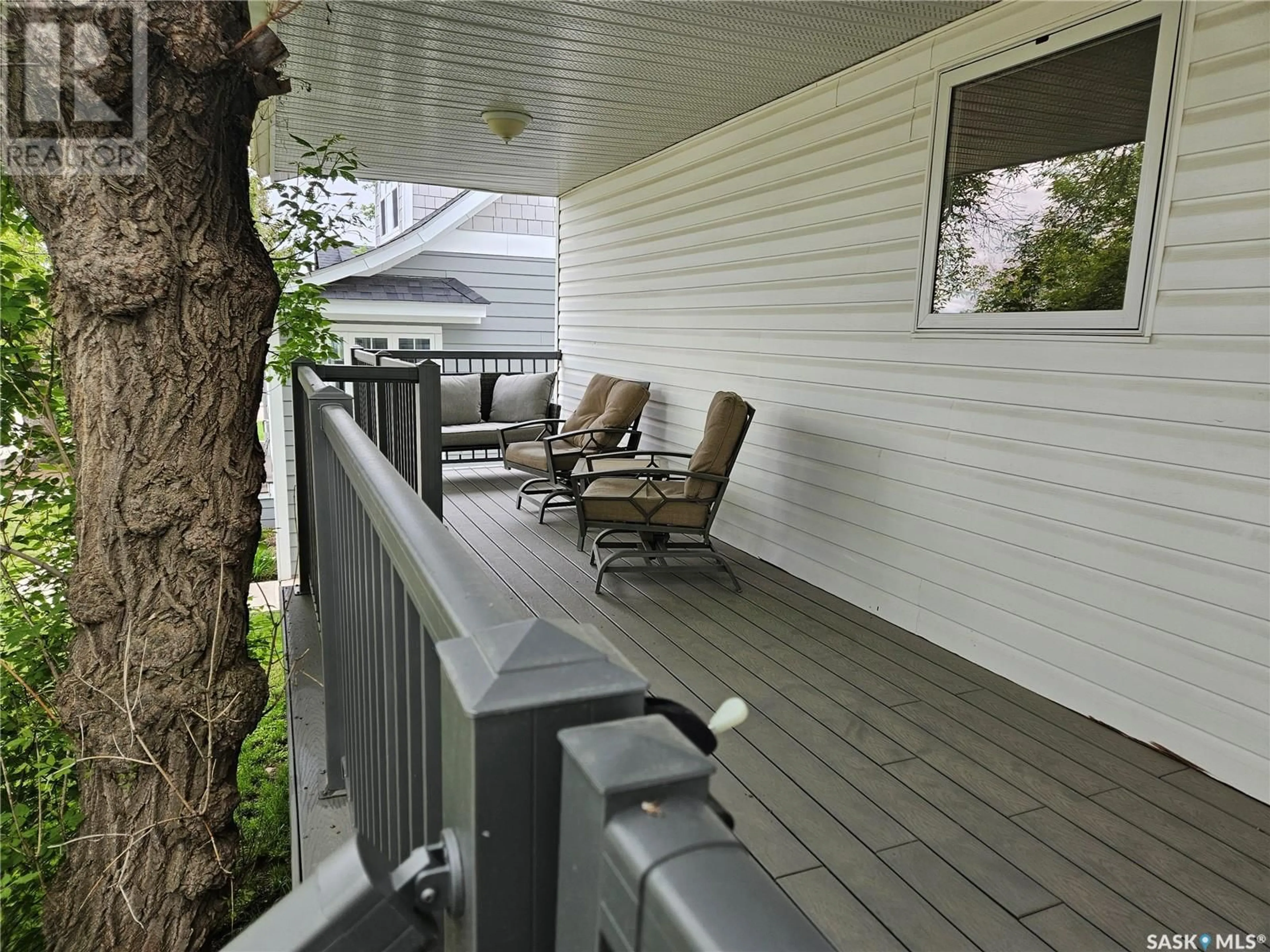 Patio, street for 420 1ST AVENUE, Swift Current Saskatchewan S9H0N4