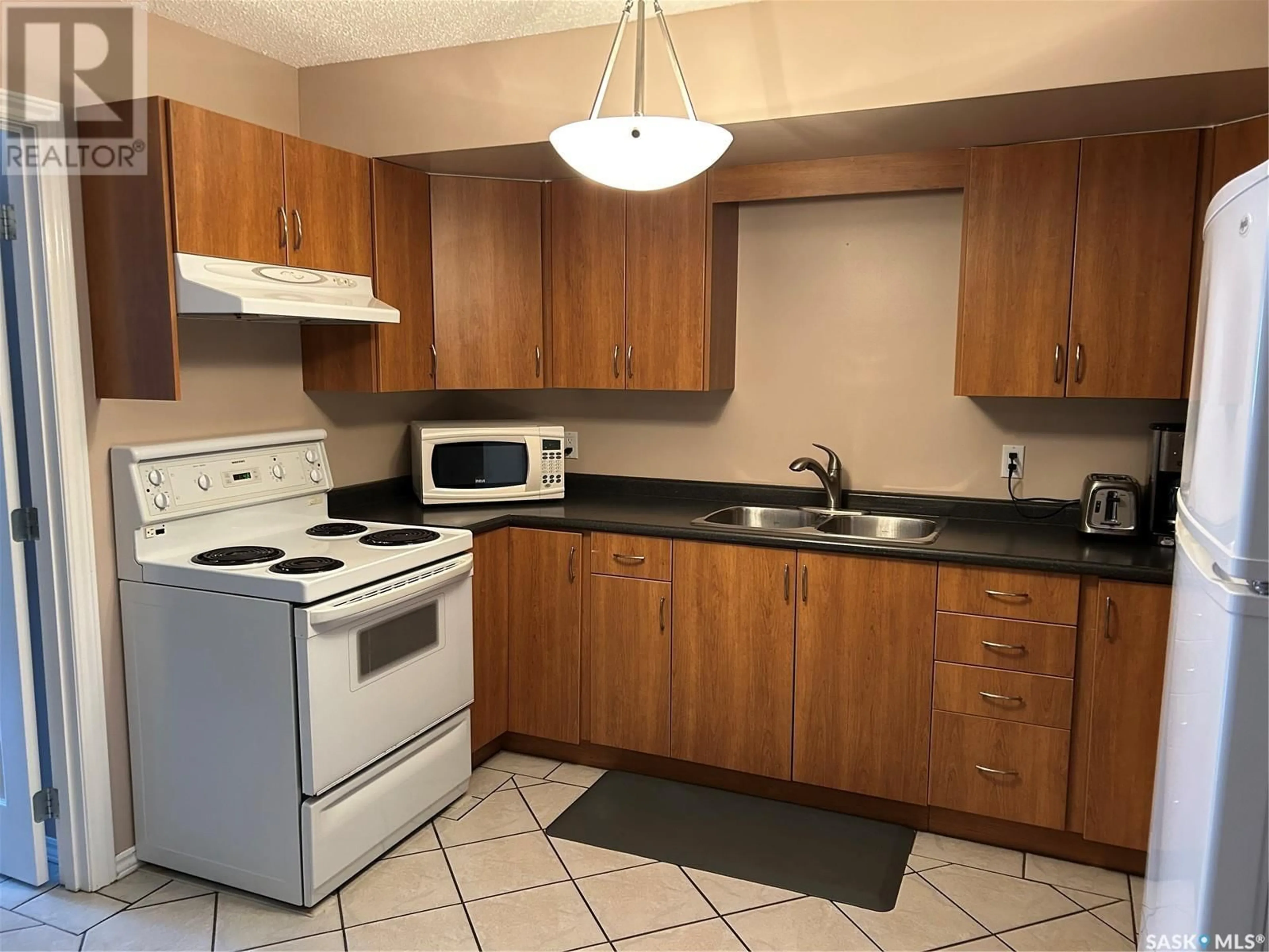 Standard kitchen, unknown for 6938 BLAKENEY DRIVE, Regina Saskatchewan S4X2N5
