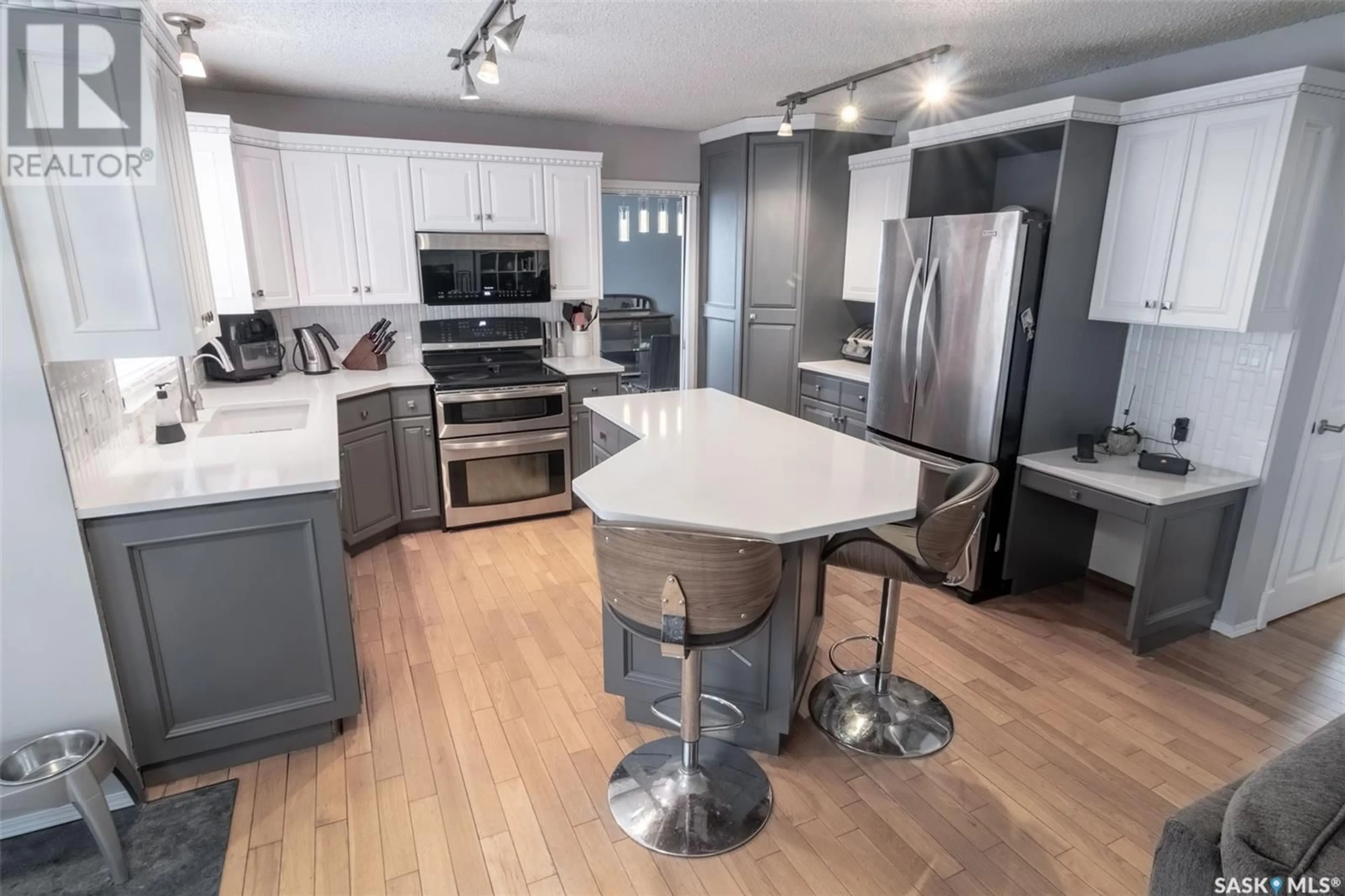 Contemporary kitchen, unknown for 1324 BENJAMIN CRESCENT, Regina Saskatchewan S4X4K1