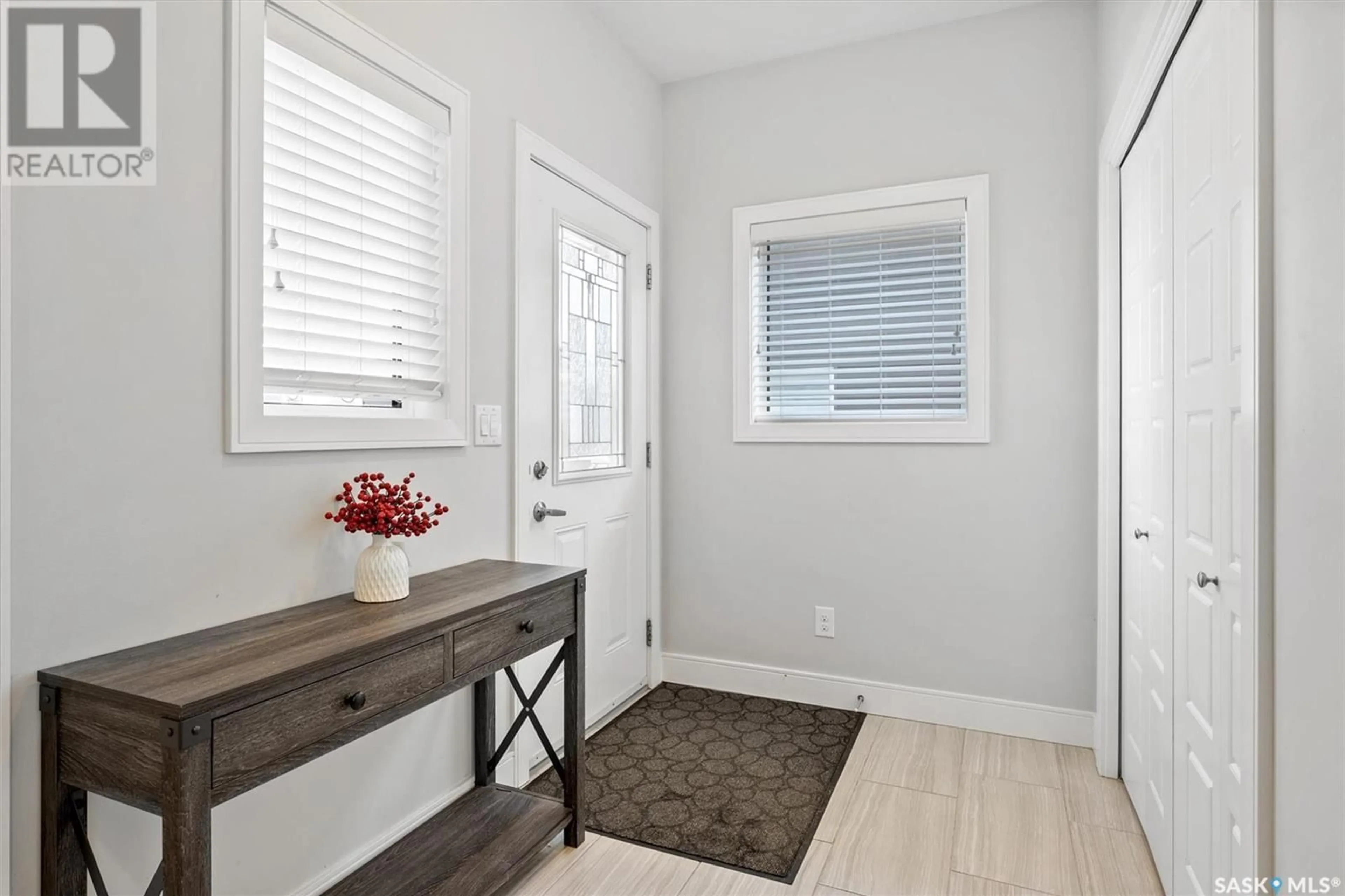 Indoor entryway for 819 PRINGLE COVE, Saskatoon Saskatchewan S7T1C9