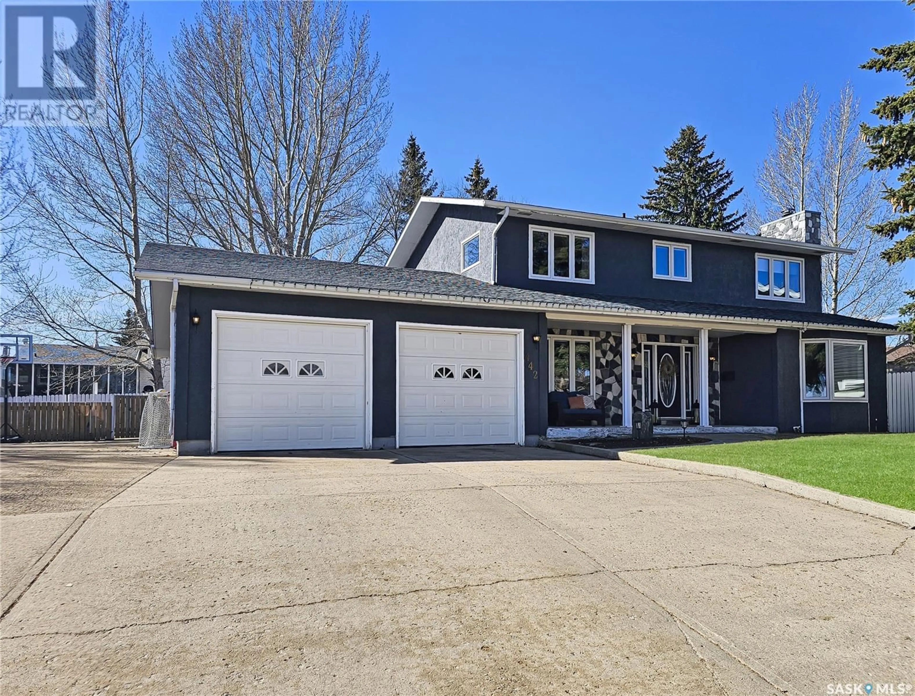 Home with vinyl exterior material, street for 442 MIDDLETON PLACE, Swift Current Saskatchewan S9H4P2