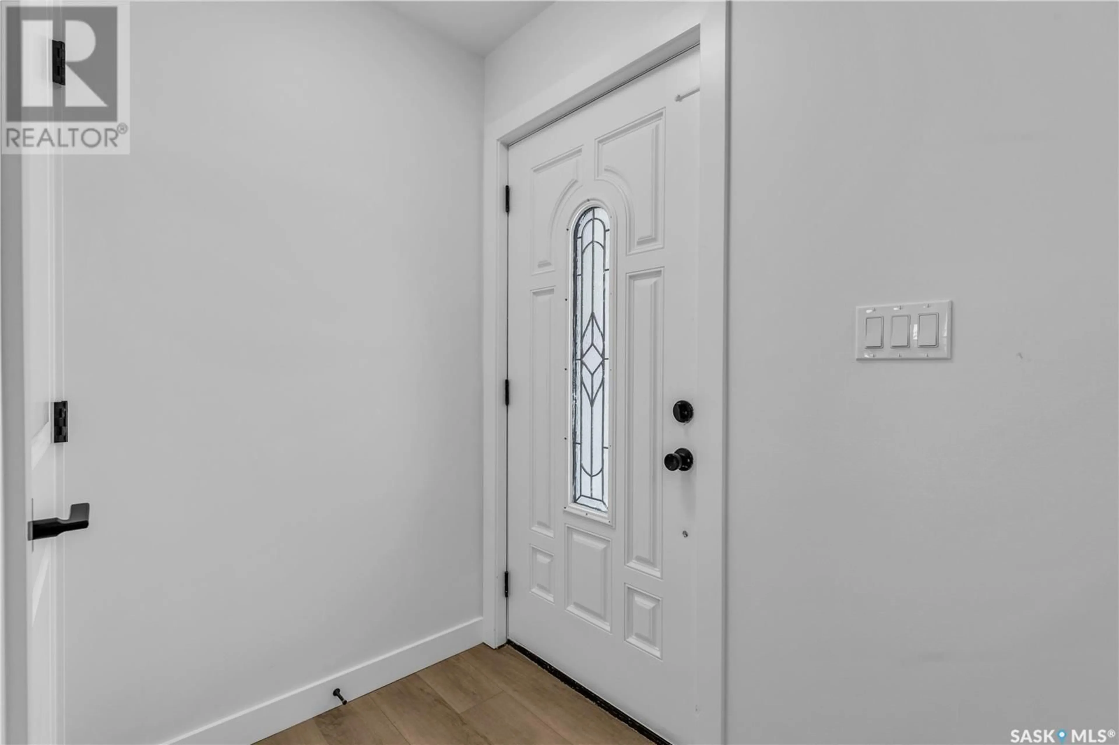 Indoor entryway for 355 THAIN CRESCENT, Saskatoon Saskatchewan S7K6N1