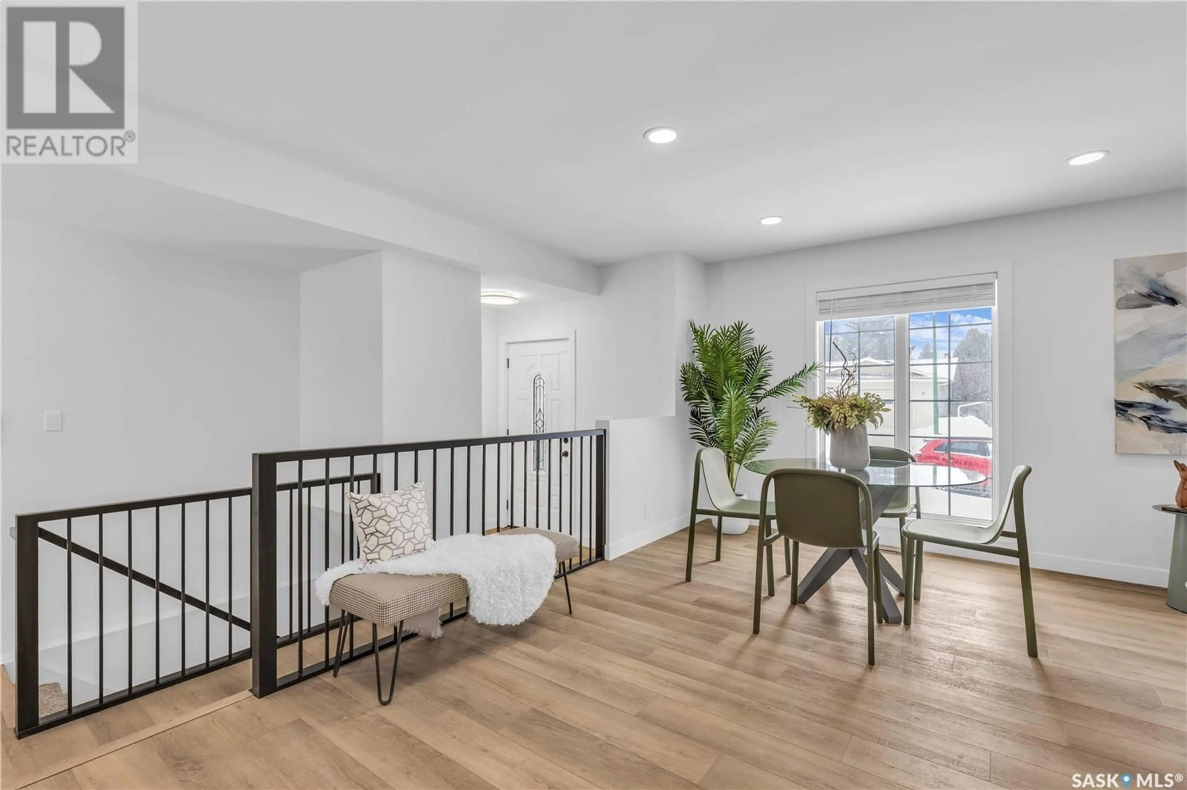 Indoor entryway for 355 THAIN CRESCENT, Saskatoon Saskatchewan S7K6N1