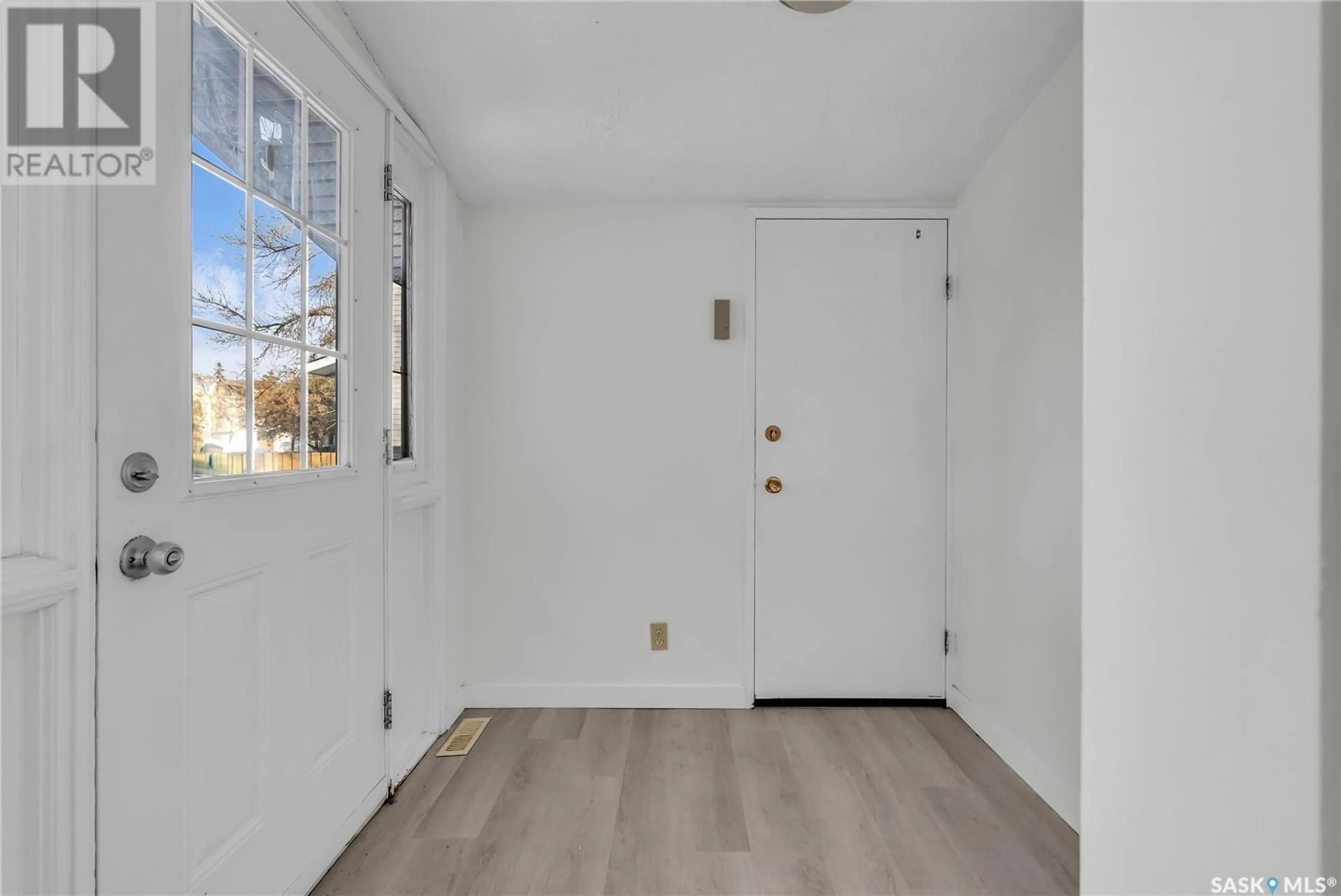 Indoor entryway for 615 LENORE DRIVE, Saskatoon Saskatchewan S7K5G7