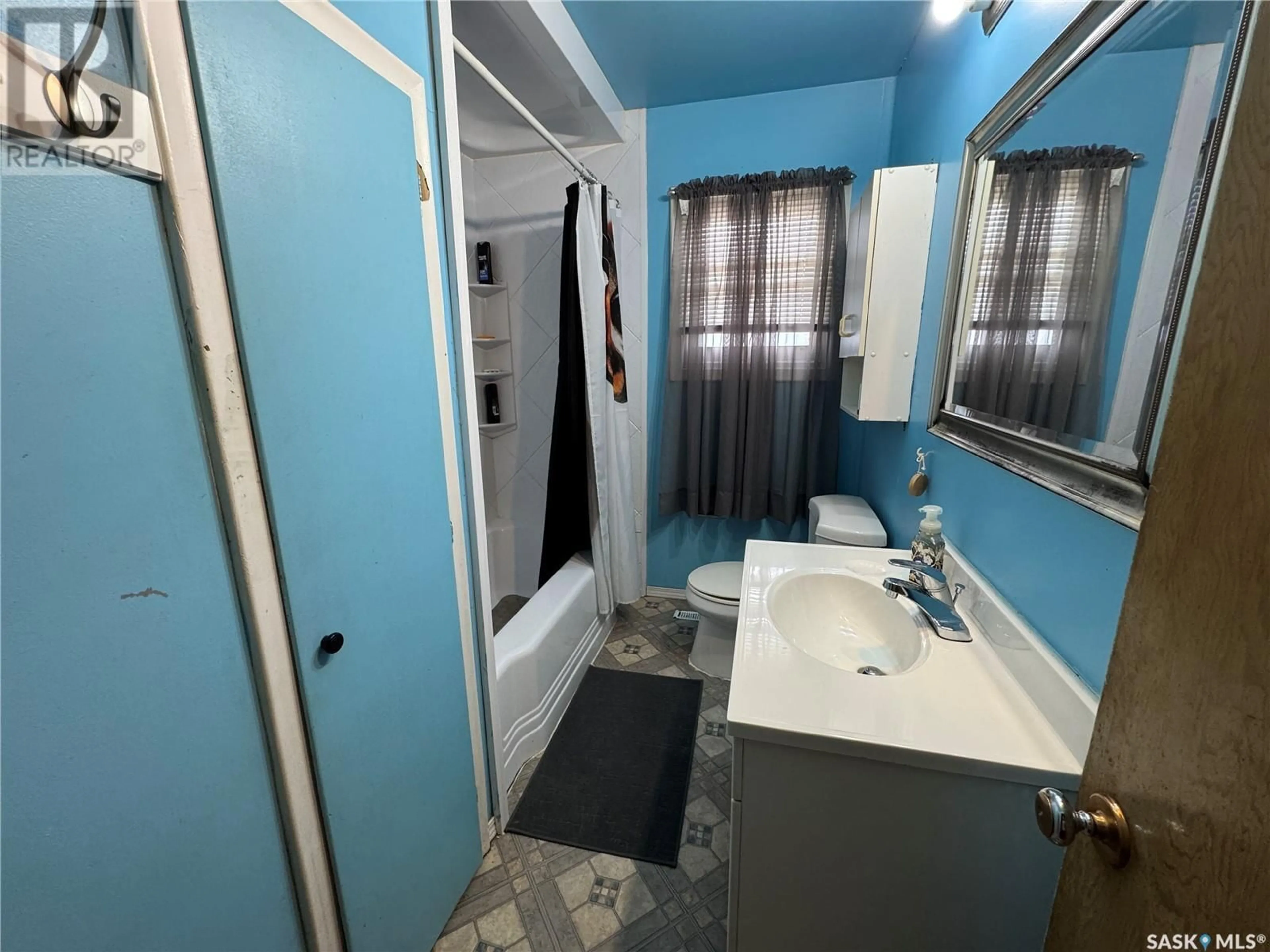 Standard bathroom, unknown for 656 ROYAL STREET, Regina Saskatchewan S4T4Z2