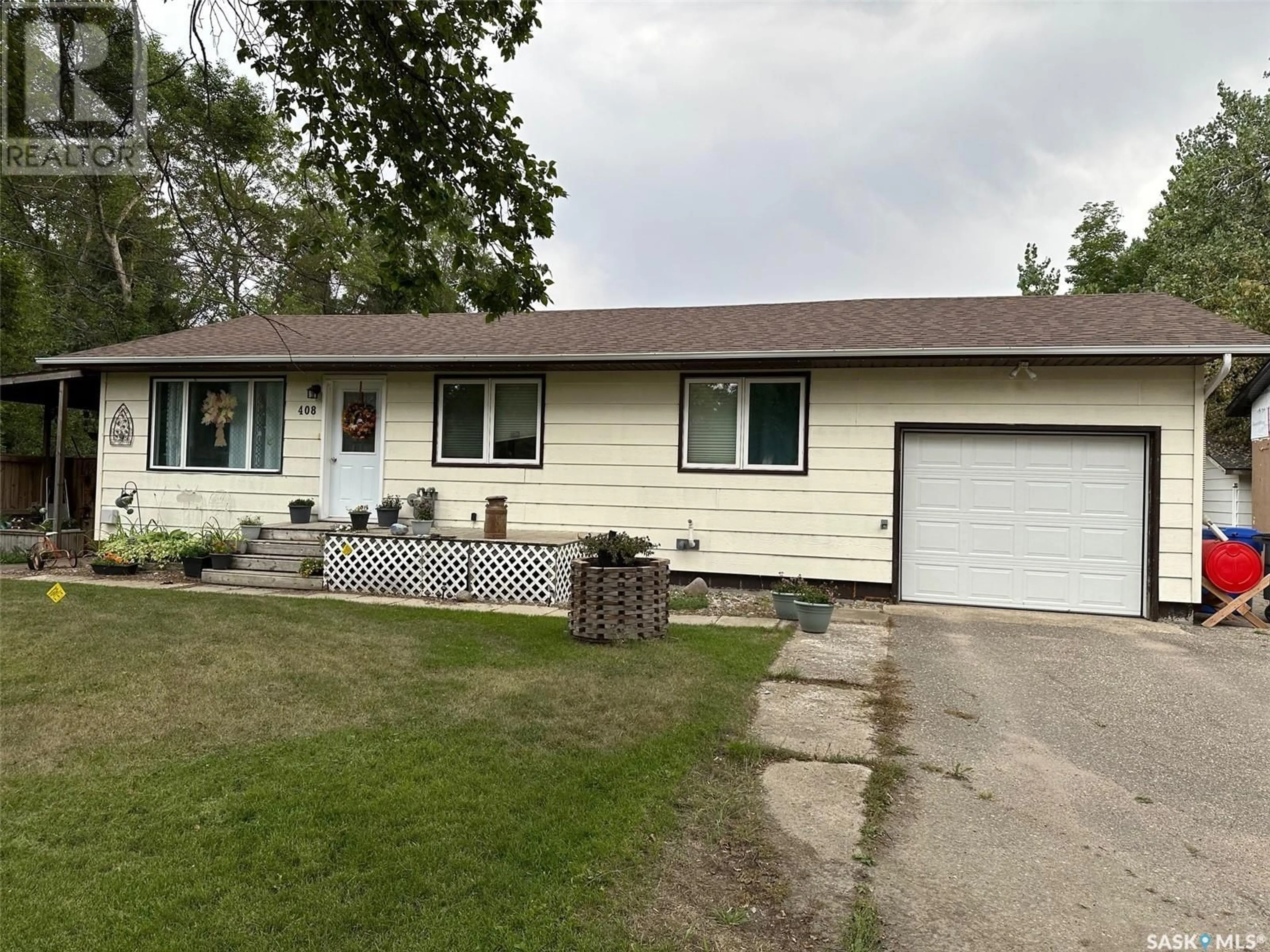 Home with vinyl exterior material, street for 408 3RD AVENUE, Alameda Saskatchewan S0C0A0