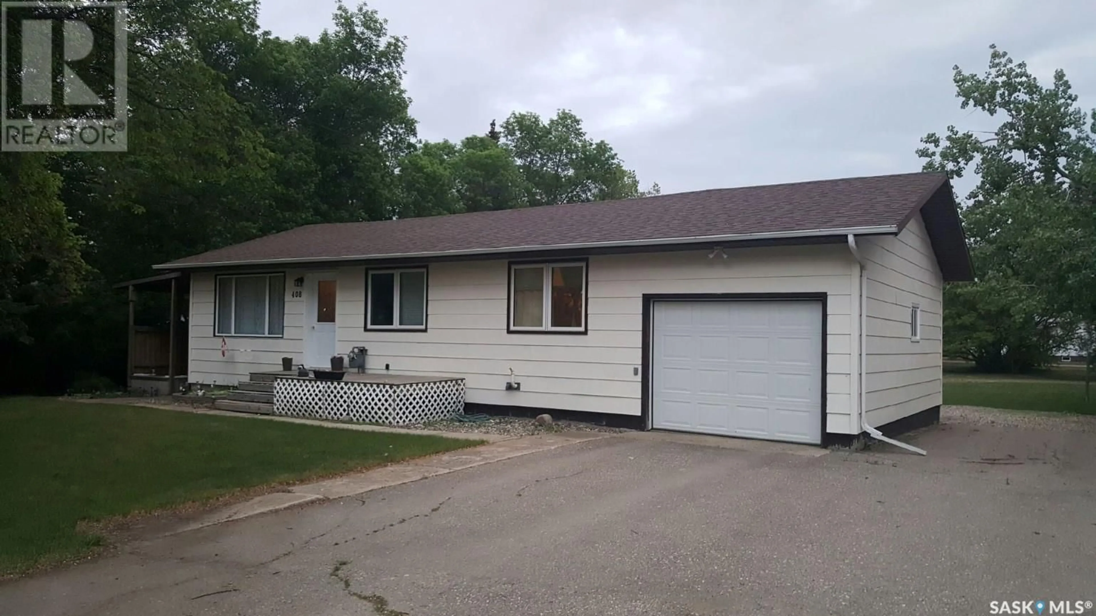Home with vinyl exterior material, street for 408 3RD AVENUE, Alameda Saskatchewan S0C0A0