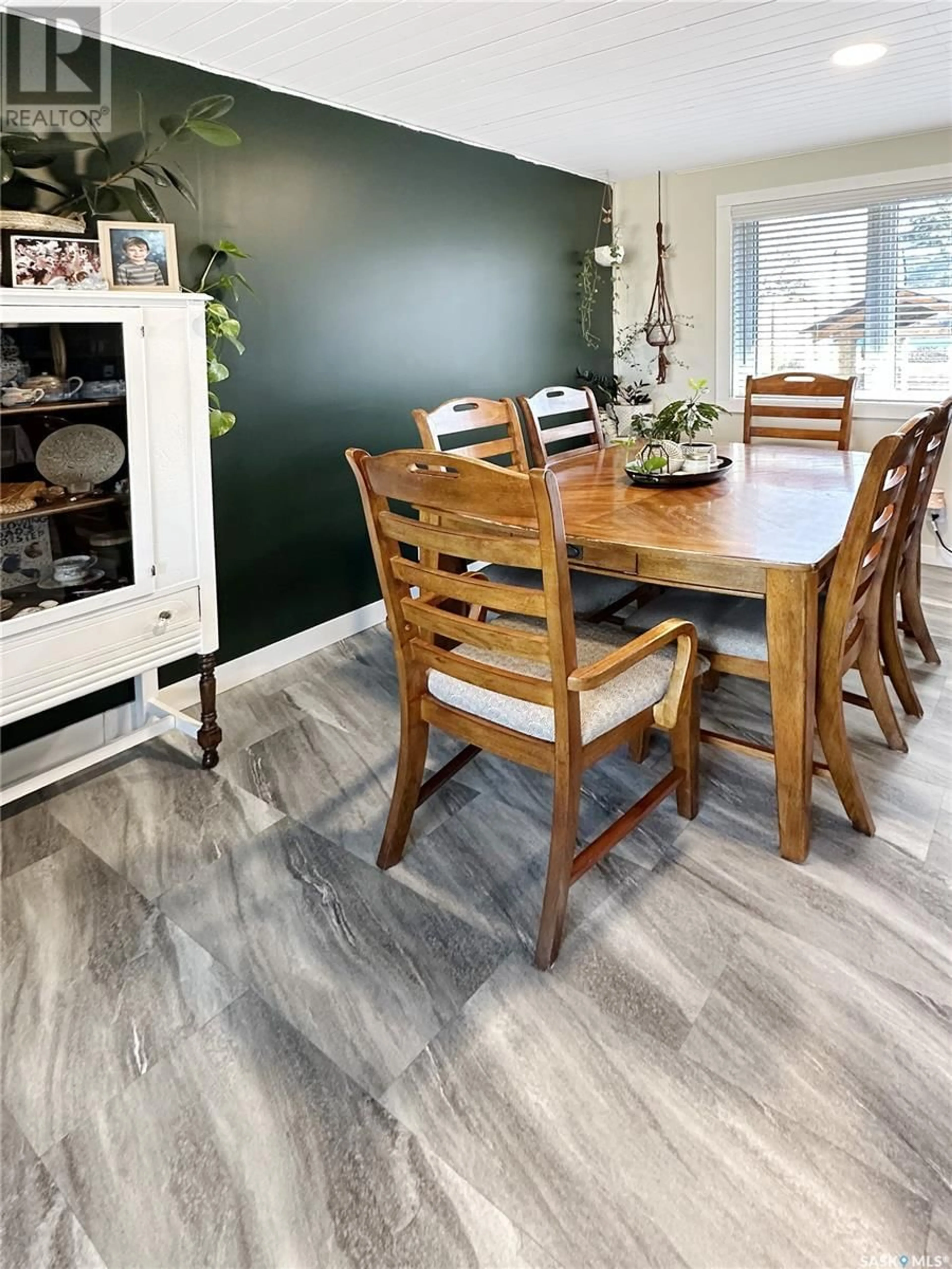 Dining room, wood/laminate floor for 60 AITKEN PLACE, Swift Current Saskatchewan S9H4H4