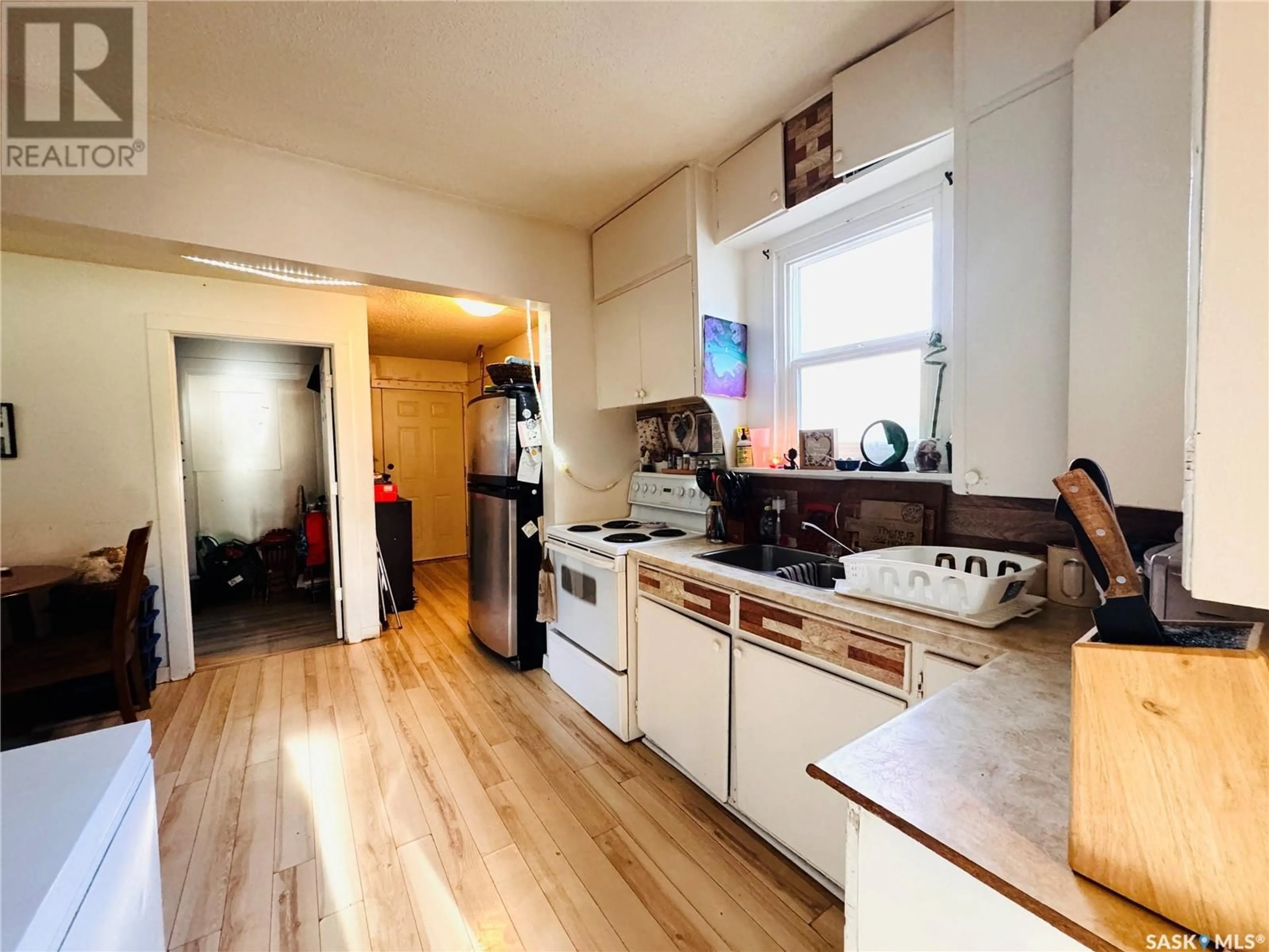 Standard kitchen, unknown for 1336 D AVENUE, Saskatoon Saskatchewan S7L1P3