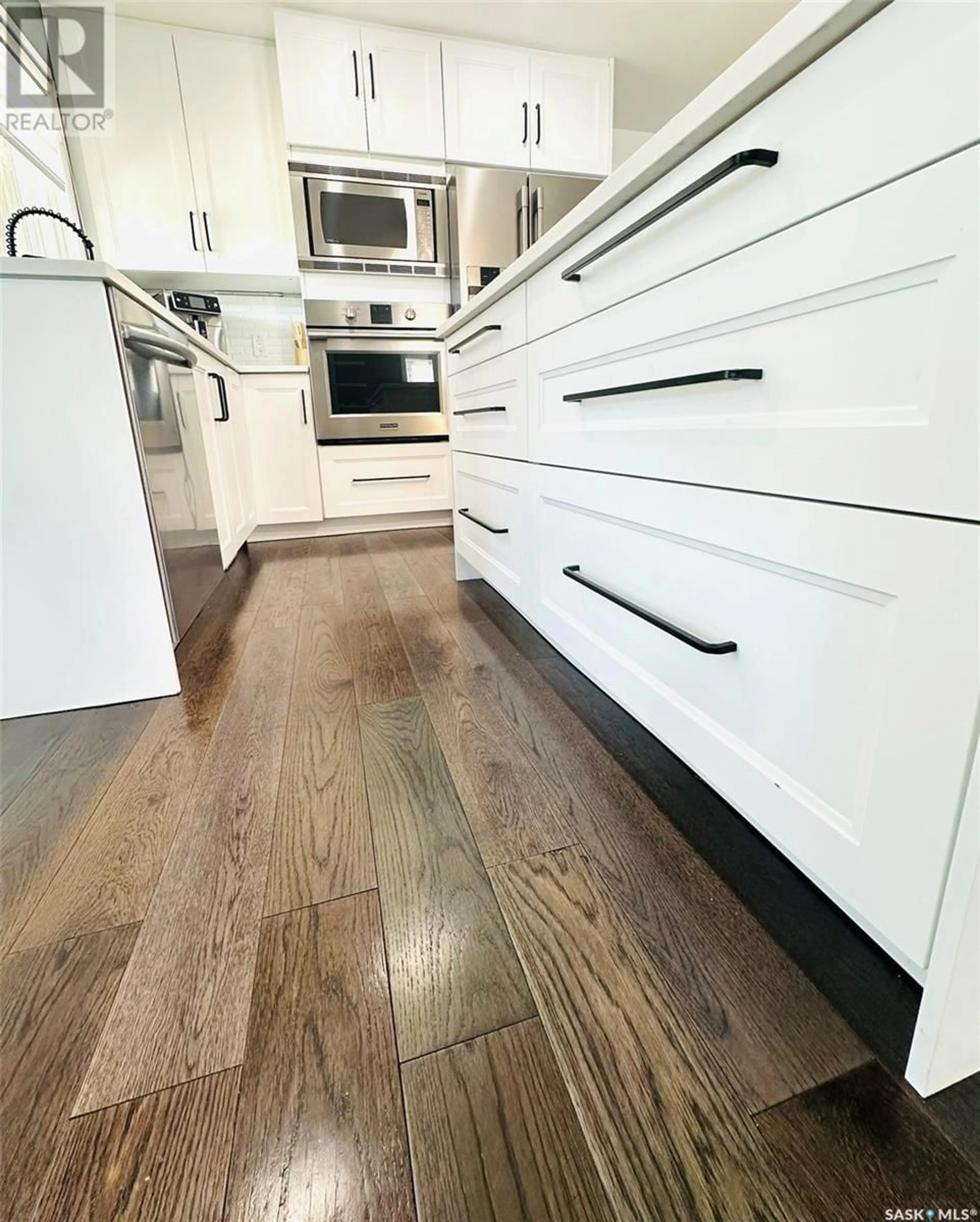 Contemporary kitchen, wood/laminate floor for 1484 MATHER CRESCENT, Estevan Saskatchewan S4A2J8