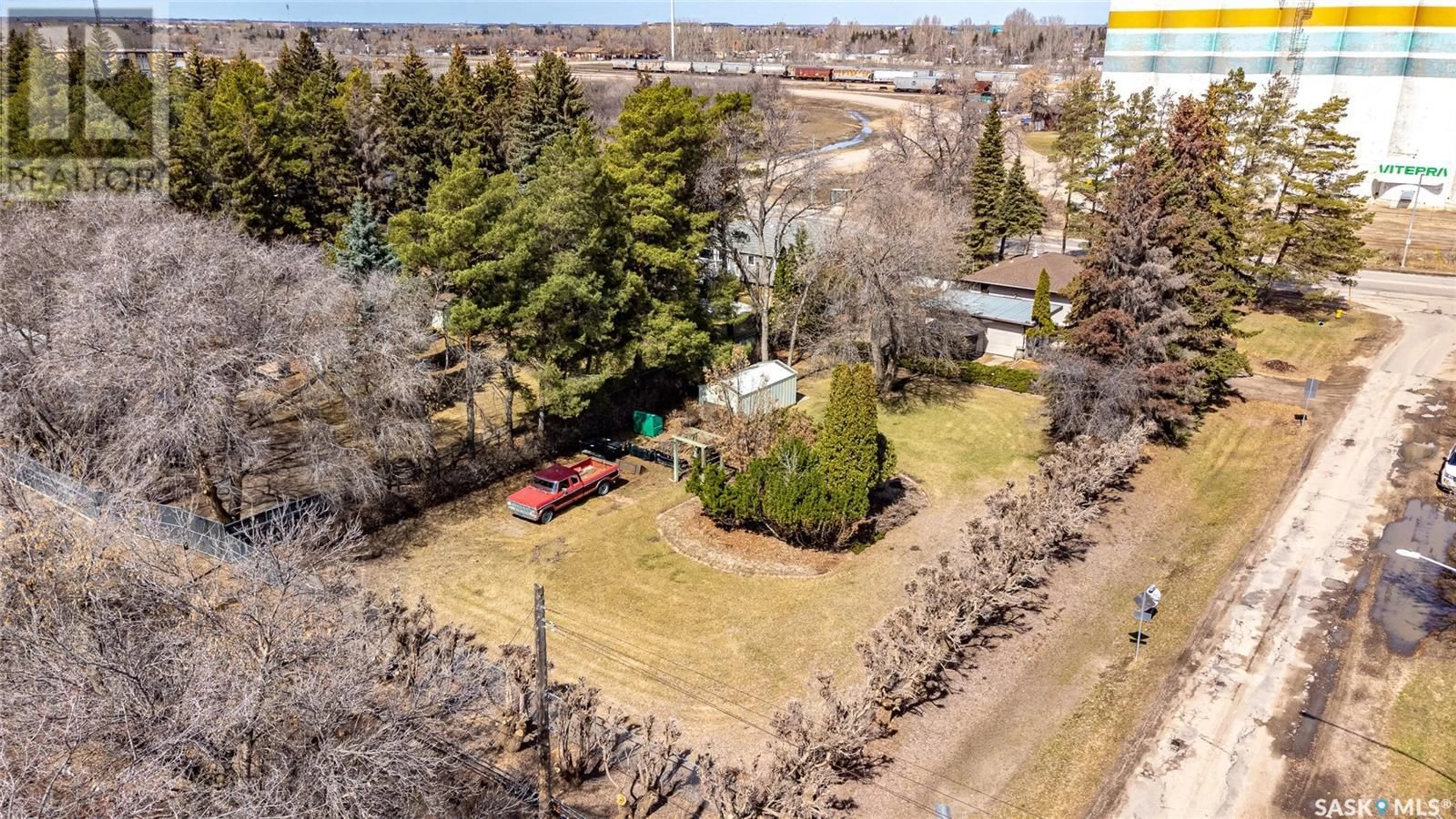 A pic from outside/outdoor area/front of a property/back of a property/a pic from drone, street for 3401 11TH STREET, Saskatoon Saskatchewan S7M1K4