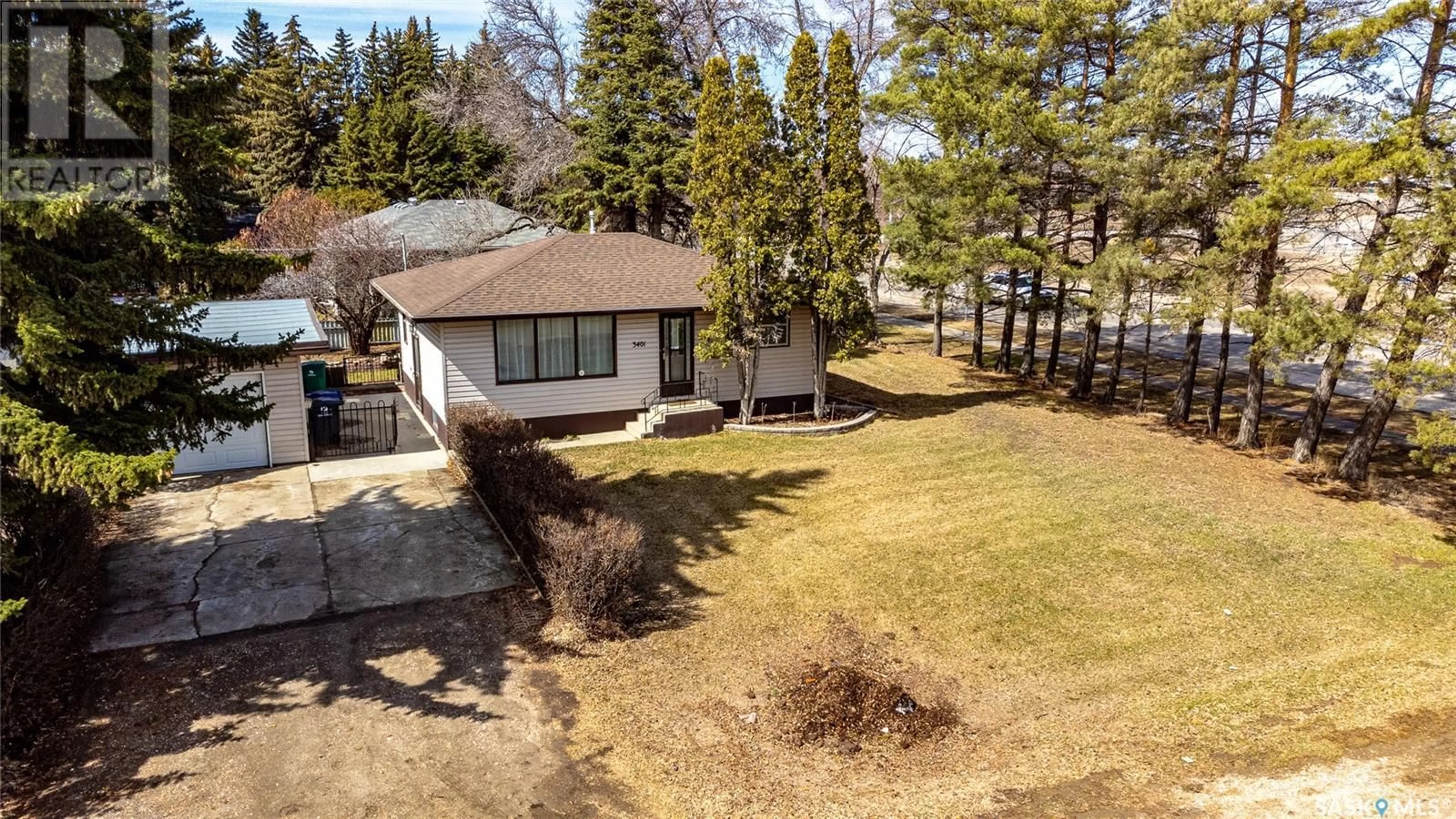 A pic from outside/outdoor area/front of a property/back of a property/a pic from drone, street for 3401 11TH STREET, Saskatoon Saskatchewan S7M1K4