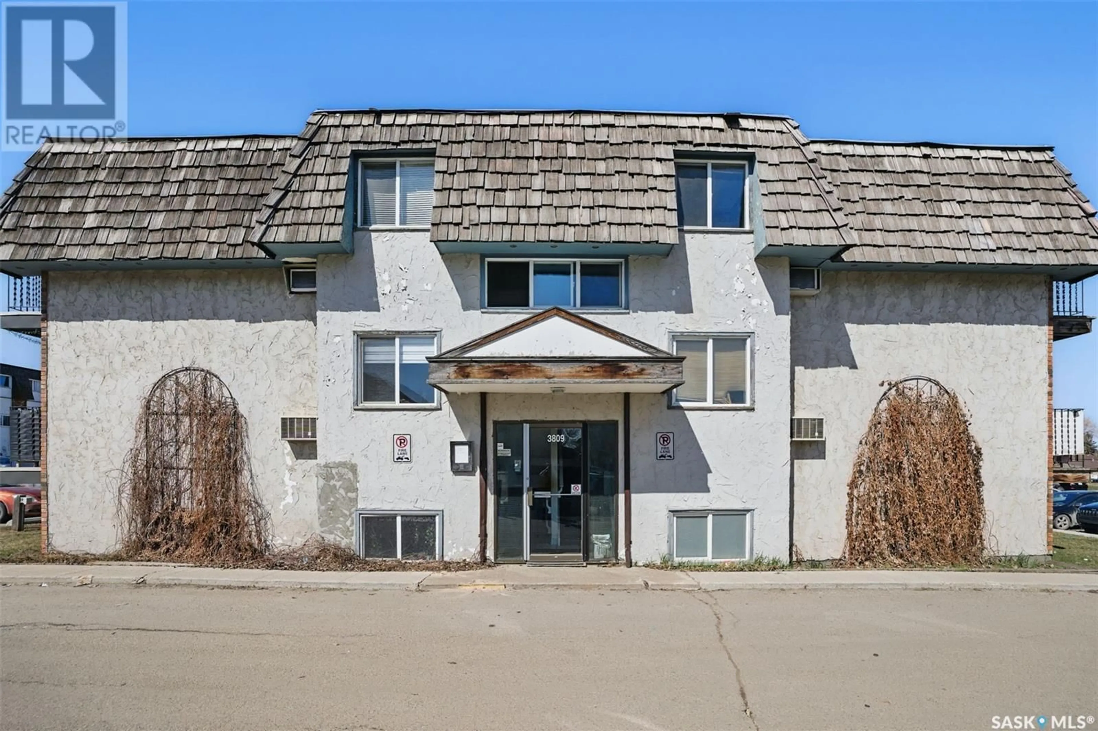 Indoor foyer for 8 3809 LUTHER PLACE, Saskatoon Saskatchewan S7H4B1