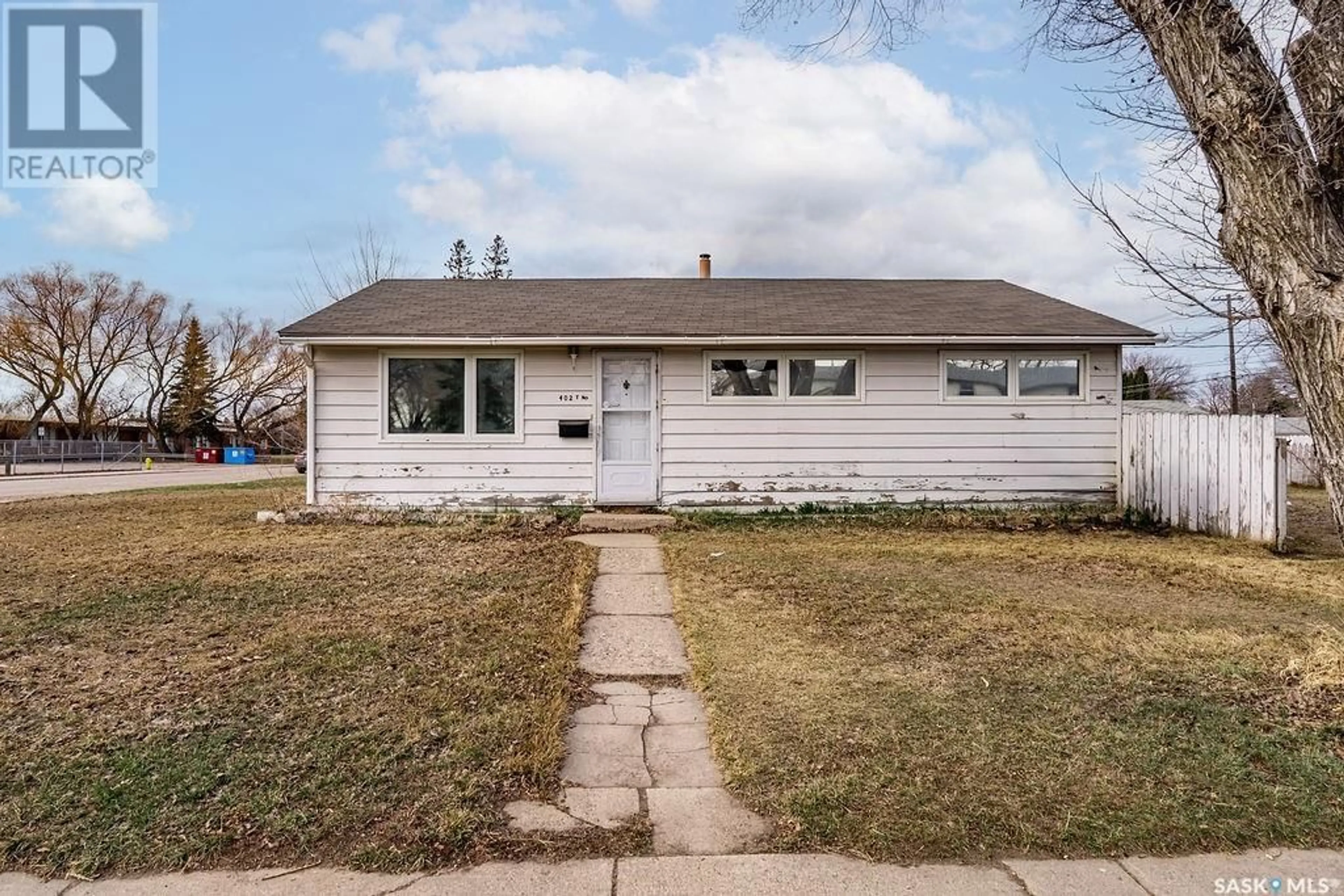Home with vinyl exterior material, street for 402 T AVENUE, Saskatoon Saskatchewan S7L3B4