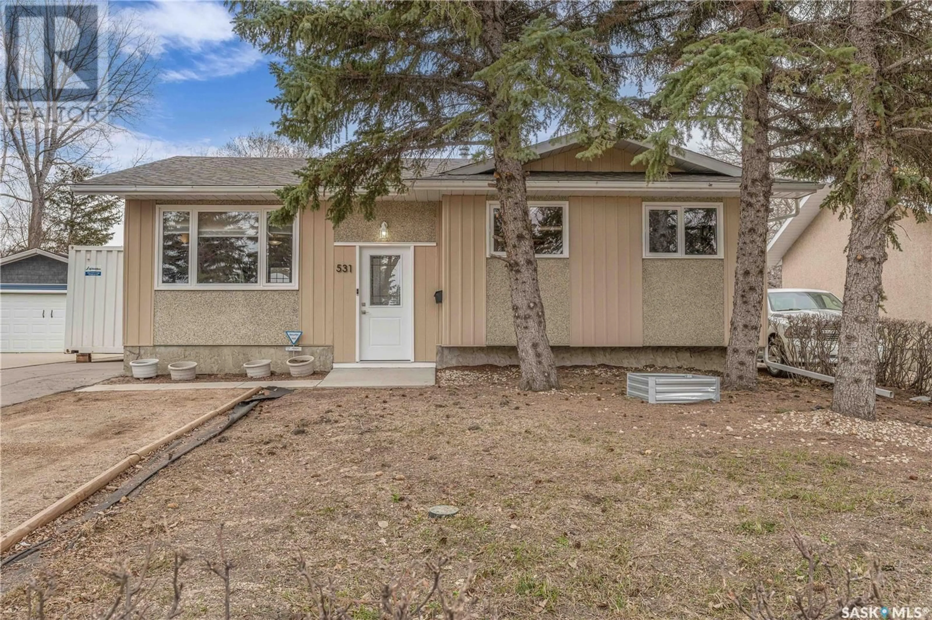 Home with vinyl exterior material, street for 531 SANGSTER BOULEVARD, Regina Saskatchewan S4R7N4