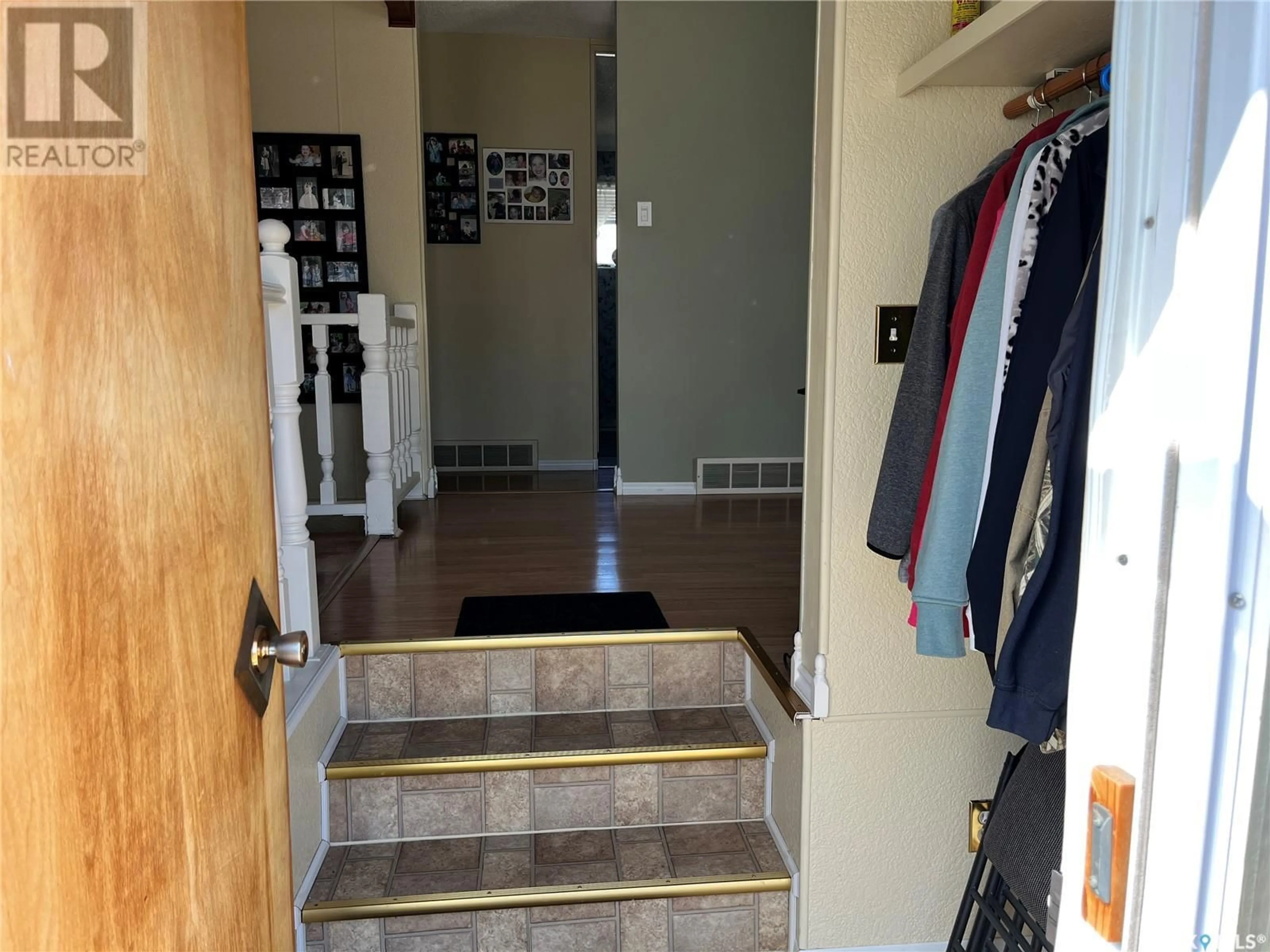 Indoor entryway for 30 SPINKS DRIVE, Saskatoon Saskatchewan S7H3W8