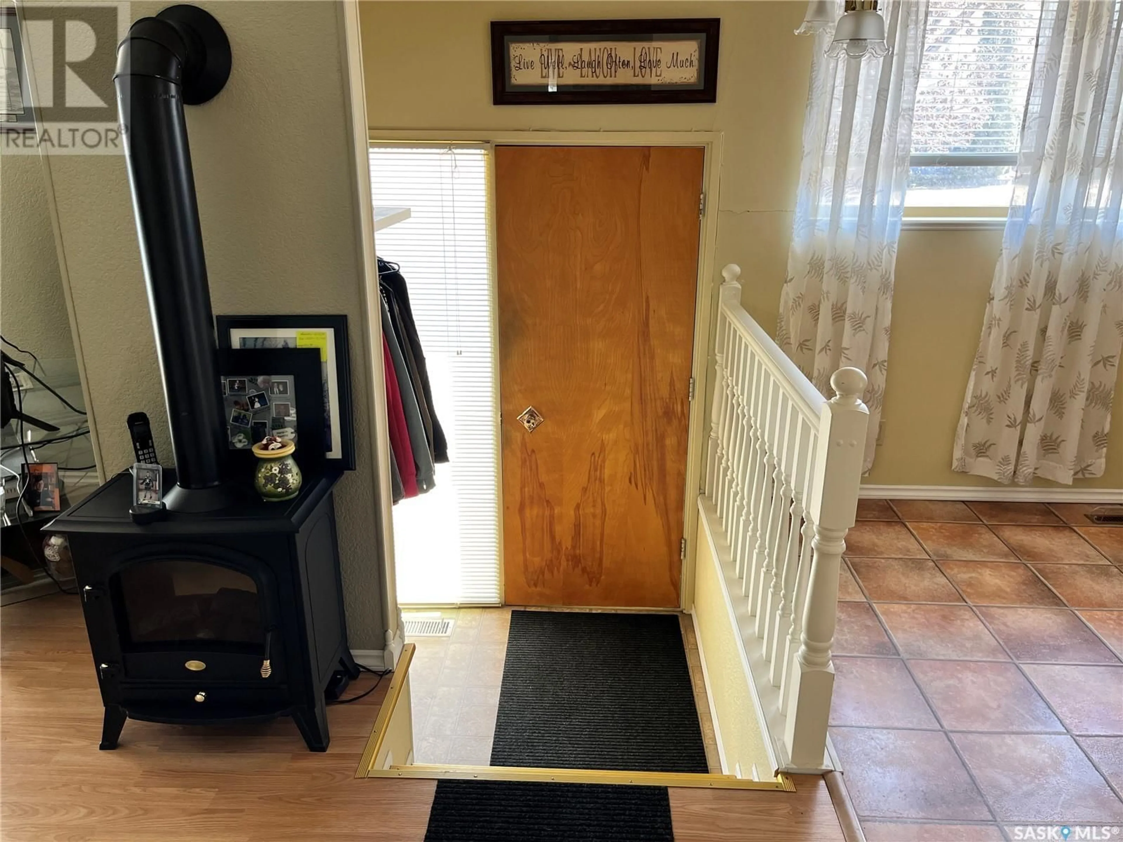 Indoor entryway for 30 SPINKS DRIVE, Saskatoon Saskatchewan S7H3W8
