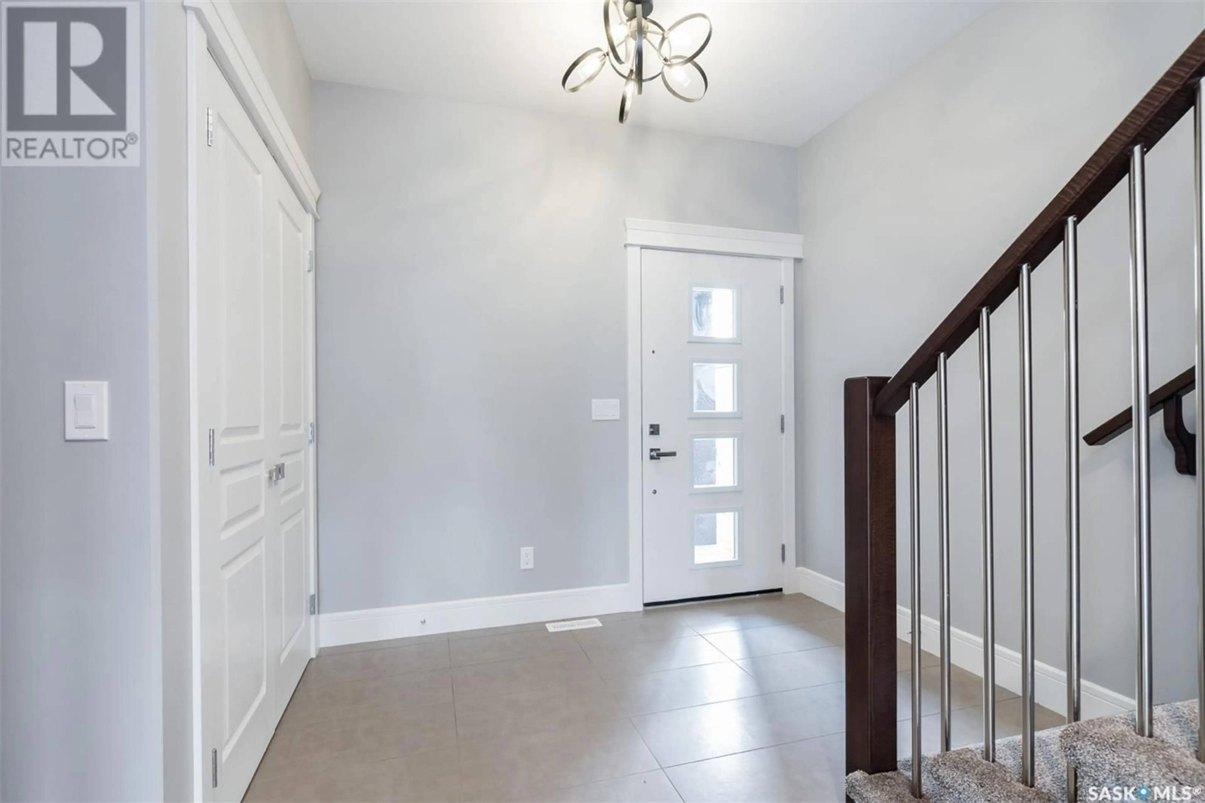 Indoor entryway for 178 MAZUREK CRESCENT, Saskatoon Saskatchewan S7V1S2